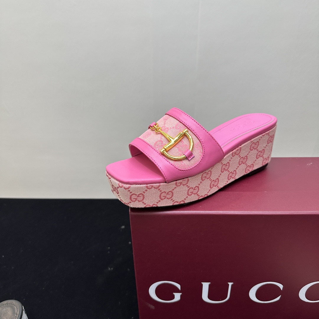 NO:264457,2025 new model Gucci Gucci classic D-shaped buckle horse-biting presbyopia thick-soled slippers, retro and fashionable and very versatile. It looks good when worn with various socks. It becomes long legs in seconds. Thick-soled shoes make it look slim and tall. It is super proportional~ The upper is imported cowhide/special fabric. The inner foot pads are all made of sheepskin material. Italian imported cowhide outsole. Front height 3.5cm and rear height 6.5cm Size35-39 (customized on 40/41), high heels slippers, gucci, gucci, high heels, slippers, cowhide, sheepskin, socks198609092025新款 Gucci古奇古驰经典D字扣马衔扣老花厚底松糕底拖鞋 复古又时髦而且很还百搭 搭配各种袜子穿都好看 秒变大长腿 厚底鞋 显瘦显高 超显比例的哦～ 鞋面采用进口牛皮/特殊布料 内里垫脚均为羊皮材质 意大利进口牛皮大底 前高3.5cm 后高6.5cm Size35-39（40/41定制）,高跟鞋拖鞋,gucci,gucci,high heels,slippers,cowhide,sheepskin,socks,Women's Shoes