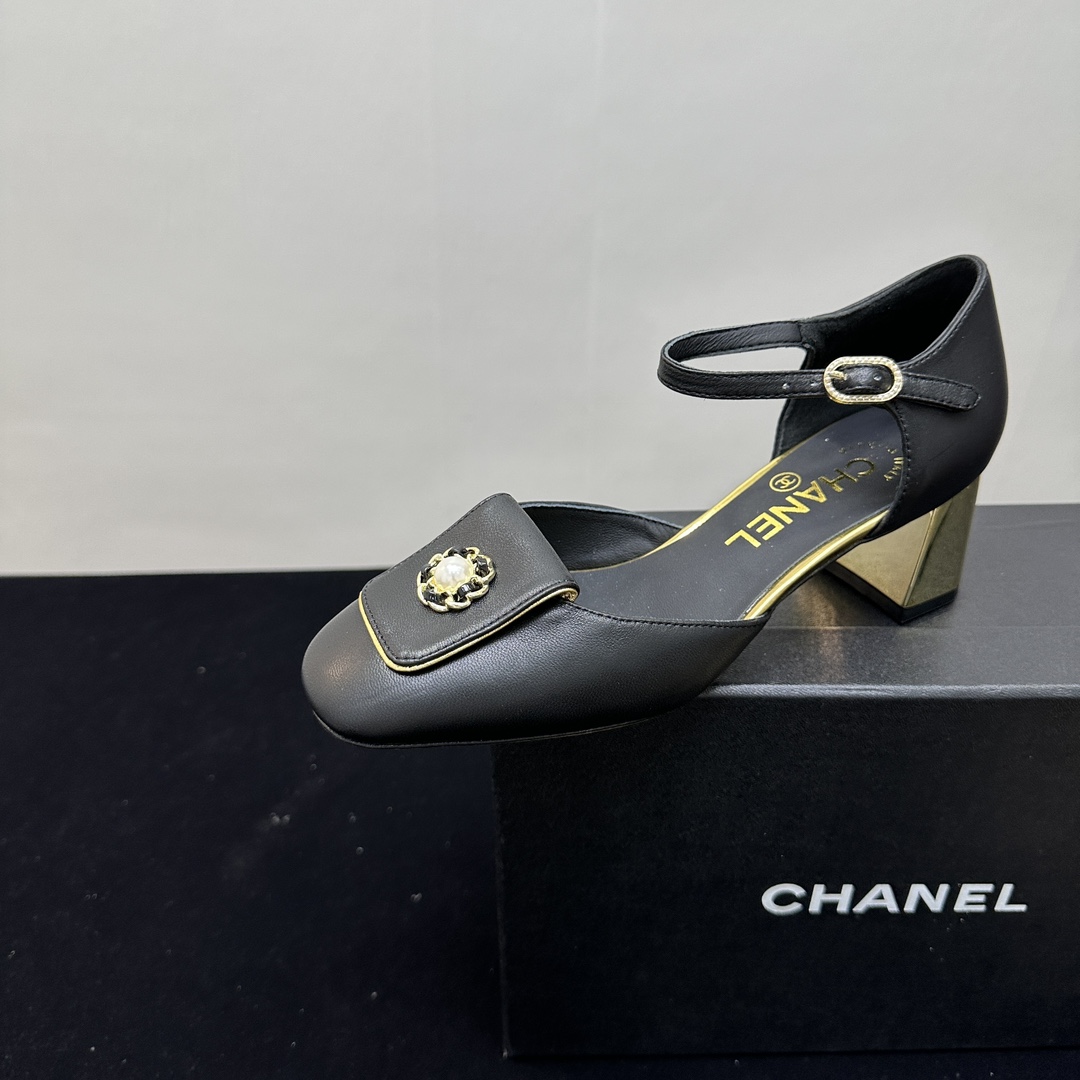 NO:264453,The most popular high-heeled electroplated gold thick heeled lid shoes in early spring. The counter is simply robbed. The photos are popular on major social platforms. This issue's catwalk is definitely too handsome and is definitely the hottest style of this season. The counter fairies are really too aware of the goods. They don't get stuck or scratch their feet. The texture is very soft and comfortable. Classic color matching, super versatile. 1 fabric: mixed-bred sheepskin 2 linings: environmentally friendly imported sheepskin inner 3 big soles: genuine leather soles, heel height 5.5cm 4 sizes 35-40 (40 41 custom made), sandals, sandals, sheepskin, gold plating, Leather soles1986090925早春最火爆高跟电镀金色粗跟盖子鞋中空凉鞋 专柜简直疯抢了,各大社交平台热门晒图,这期的走秀款绝对太帅了,绝对是这一季最热门的款式,专柜仙女们真的太识货了,不卡脚也不会磨脚,质感上脚是非常柔软舒服的.经典的配色,超级百搭. 1面料:混种羊皮 2内里:环保进口羊皮内里 3大底:真皮大底,跟高5.5cm 4码数35-40（40 41定做）,凉鞋,sandals,sheepskin,gold plating,Leather soles,Women's Shoes