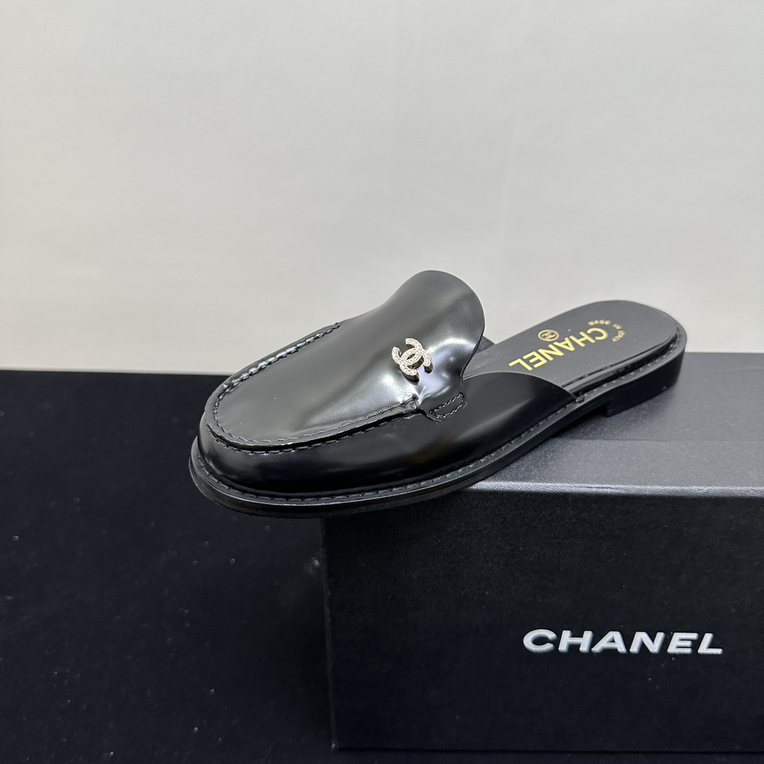 NO:265239,CHANEL Xiaoxiangfeng Chanel Mules Half Slippers | Fashion Lazy Style Password Fashion Essay!  Chanel mules, simple without losing style. It is made of high-quality leather, soft and comfortable, and has a high-quality texture. The iconic double C decoration is low-key and luxurious. The one-step design is casual and free. Whether it is matched with casual or formal wear, it can easily enhance the sense of fashion and help you get out of your unique style!  Fabric beads, inner sheepskin, genuine leather sole, size 35-39 (40.41 fixed), semi-drag, chanel, chanel, slippers, sheepskin19860909CHANEL小香风香奈儿穆勒鞋半拖鞋| 时尚慵懒风密码 时尚精们看过来！香奈儿穆勒鞋,简约而不失格调.优质皮革打造,柔软舒适,质感上乘.标志性双C 装饰,低调奢华.一脚蹬设计,随性自在,无论是搭配休闲装还是正装,都能轻松提升时尚感,助你走出独特风采！ 面料开边珠 内里羊皮 鞋底真皮底 码数35-39（40.41定）,半拖,chanel,chanel,slippers,sheepskin,Women's Shoes