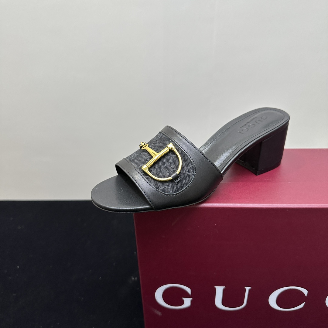 NO:265231,New Gucci Gucci classic D-shaped buckle horse-biting presbyopia thick-heeled square-heeled slippers retro and fashionable and very versatile. It looks good when worn with various socks. It becomes long legs in seconds. Thick-soled shoes make it look slim and tall. It is super proportional~ The upper is imported cowhide/special fabric. The inner foot pads are all made of sheepskin material. Italian imported cowhide outsole heel height 6cm Size35-39 (customized by 40/41), slippers, gucci, gucci, slippers, cowhide, sheepskin, socks19860909新款 Gucci古奇古驰经典D字扣马衔扣老花粗跟方跟拼接拖鞋 复古又时髦而且很还百搭 搭配各种袜子穿都好看 秒变大长腿 厚底鞋 显瘦显高 超显比例的哦～ 鞋面采用进口牛皮/特殊布料 内里垫脚均为羊皮材质 意大利进口牛皮大底 跟高6cm Size35-39（40/41定制）,拖鞋,gucci,gucci,slippers,cowhide,sheepskin,socks,Women's Shoes