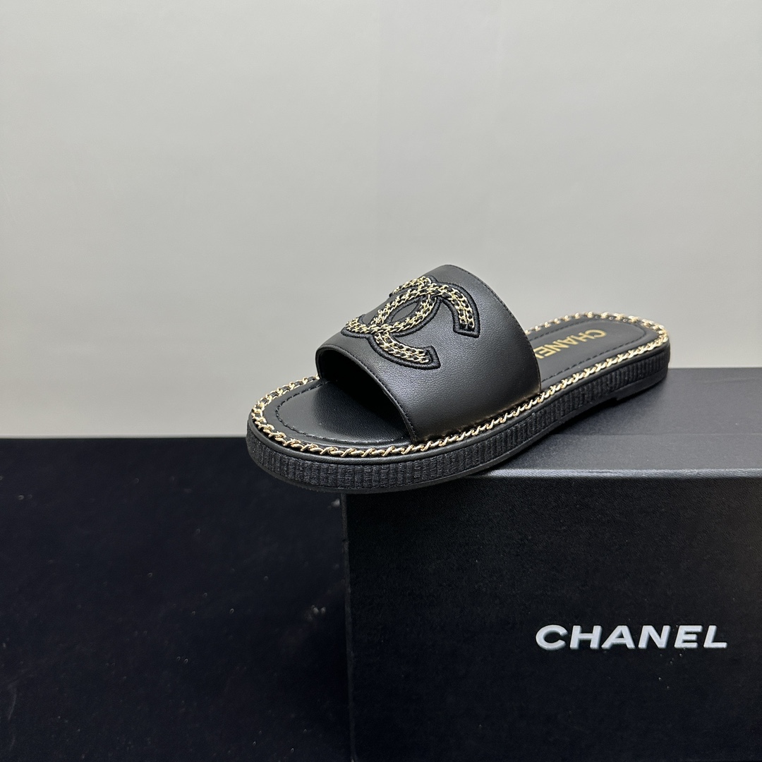 NO:265234,25Fw spring and summer new Chanel small fragrance chain ring edge double C letter button sandal flat slippers Xiangjia’s iconic leather-wearing chain design is used on the foot pad edge, paired with classic diamond elements to cover the upper foot pad!  Extremely exquisite and literary, it is difficult to find the reason for not loving it. Easy to wander in commuting and leisure occasions, be a casual and fashionable and elegant woman~ Upper sheepskin, inner footbed sheepskin, original rubber outsole, size 35-39 (40.41 custom made without return), slippers, chanel, chanel, slippers, sheepskin1986090925Fw春夏新款Chanel小香链条圈边双C字母扣凉平底拖鞋 香家标志性的穿皮链条设计应用在垫脚圈边,配上经典菱格元素覆盖鞋面 垫脚！格外精致又文艺,很难找出不爱的理由.轻松游走于通勤和休闲场合 做个漫不经心的时髦优雅女子～ 鞋面羊皮 内里垫脚羊皮 鞋底原版橡胶大底 码数35-39（40.41定做不退换）,拖鞋,chanel,chanel,slippers,sheepskin,Women's Shoes