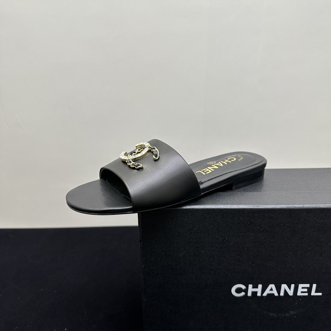 NO:265236,2025 CHANEL small chanel flat slippers, a perfect fusion of fashion and comfort. The classic pearl double C-buckle logo is eye-catching and highlights the brand style. Various colors are suitable for different outfits. Whether you are strolling on the street or attending casual occasions, it can help you become the focus easily and show your elegance and charm. Upper sheepskin inner lining: sheepskin outsole genuine leather sole size 35-39 (40, 41 custom made without return or exchange), slippers, chanel, chanel, slippers, sheepskin198609092025 CHANEL小香香奈儿平底拖鞋,时尚与舒适的完美融合.经典珍珠双C扣标志夺目吸睛,彰显品牌格调.多样色彩适配不同穿搭,无论是漫步街头还是出席休闲场合,都能助你轻松成为焦点,尽显优雅魅力. 鞋面羊皮 内里: 羊皮 大底真皮底 码数35-39（40、41定做不退换）,拖鞋,chanel,chanel,slippers,sheepskin,Women's Shoes