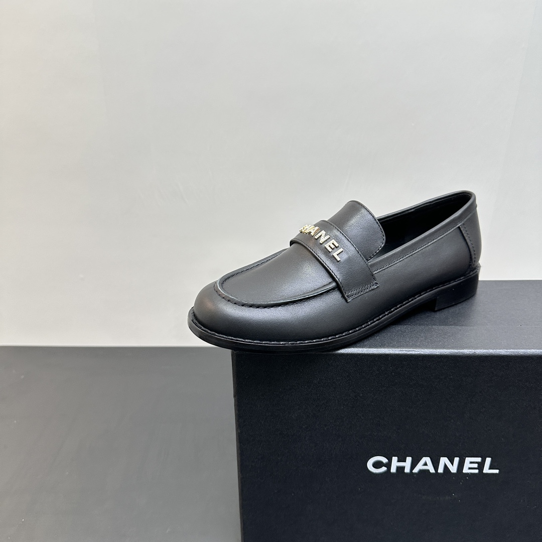NO:265217,P Spring new Chanel Chanel small scented diamond buckle letter logo loafers, you can wear them all year round. No matter when you take them out, they are so high-end and attractive. Shopping and attracting attention!  Easy to wander in commuting and leisure occasions, be a casual and fashionable and elegant woman~ Cowhide/butter, inner lambskin, sole Italian leather outsole, size 35-39 (40/41 custom made without return), loafers semi-trail, chanel, chanel, loafers, cowhide, sheepskin, Leather soles19860909P 春季新款Chanel香奈儿小香钻扣字母标乐福鞋,一年四季皆可穿 不管什么时候拿出来搭配都贼高级耐看 逛街压马路赚足眼球！轻松游走于通勤和休闲场合 做个漫不经心的时髦优雅女子～ 鞋面牛皮/牛油 内里小羊皮 鞋底意大利真皮大底 码数35-39（40/41定制不退换）,乐福鞋半拖,chanel,chanel,loafers,cowhide,sheepskin,Leather soles,Women's Shoes