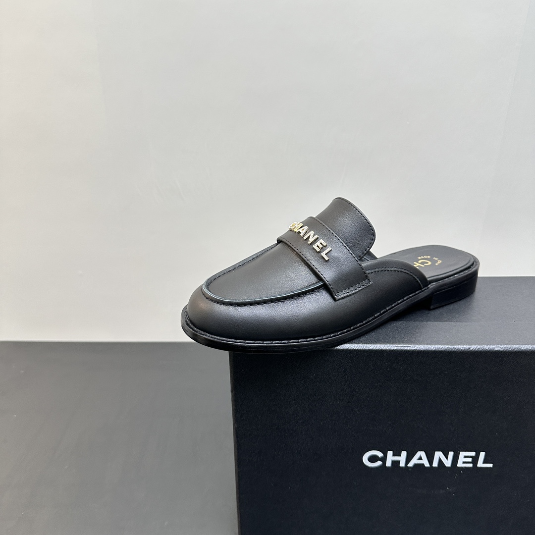 NO:265219,P Spring new Chanel Chanel small diamond buckle letter mark Love lazy half slippers, which can be worn all year round. No matter when you take it out, it is very high-end and attractive. Shopping and attracting attention!  Easy to wander in commuting and casual occasions, be a casual and fashionable and elegant woman~ Cowhide/butter, inner lambskin, sole Italian leather outsole, size 35-39 (40/41 custom-made, non-return and exchange), loafers semi-trailer, chanel, chanel, loafers, slippers, cowhide, sheepskin, Leather soles19860909P 春季新款Chanel香奈儿小香钻扣字母标乐福懒人半拖鞋,一年四季皆可穿 不管什么时候拿出来搭配都贼高级耐看 逛街压马路赚足眼球！轻松游走于通勤和休闲场合 做个漫不经心的时髦优雅女子～ 鞋面牛皮/牛油 内里小羊皮 鞋底意大利真皮大底 码数35-39（40/41定制不退换）,乐福鞋半拖,chanel,chanel,loafers,slippers,cowhide,sheepskin,Leather soles,Women's Shoes