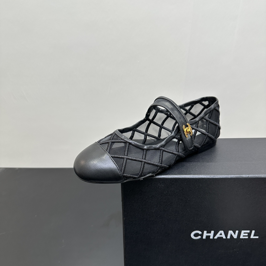 NO:266352,CHANEL Chanel classic electric embroidered diamond-shaped flat-soled Mary Jane shoes. The classic diamond-shaped design is paired with the iconic black and gold color scheme, which is elegant and retro. The Mary Jane shoes have a sweet temperament. Whether it is matched with a small fragrance suit or a simple dress, it can instantly enhance the sense of fashion, and it is a perfect weapon to attract attention when you go out!  The upper of the material is made of high-quality lambskin, which is soft and delicate, has excellent touch and is breathable. The diamond-shaped part is carefully selected mesh material, which is light and yet has a texture, and is well matched with lambskin. The black part on the toe and buckle is full of texture calfskin, wear-resistant and stylish. The inner part is lambskin material, which fits the skin of the feet and enjoys comfort while walking. Genuine leather sole size 35 - 39 (40.41), single shoes, chanel, chanel, mary jane, skirts, cowhide, sheepskin19860909CHANEL香奈儿经典电绣菱格平底玛丽珍鞋单鞋 外观经典菱格纹设计搭配标志性的黑金配色,优雅又复古,玛丽珍鞋型自带甜美气质,无论是搭配小香风套装还是简约连衣裙,都能瞬间提升时尚感,妥妥的出街吸睛利器！ 材质鞋面采用优质小羊皮,柔软细腻,触感极佳,透气性也超棒.菱格纹部分是精心挑选的网纱材质,轻盈又不失质感,和小羊皮搭配相得益彰.鞋头与搭扣处的黑色部分是质感十足的小牛皮,耐磨且有型.内里是小羊皮材质,贴合脚部肌肤,行走间尽享舒适.真皮鞋底 码数35 - 39（40.41定）,单鞋,chanel,chanel,mary jane,skirts,cowhide,sheepskin,Women's Shoes