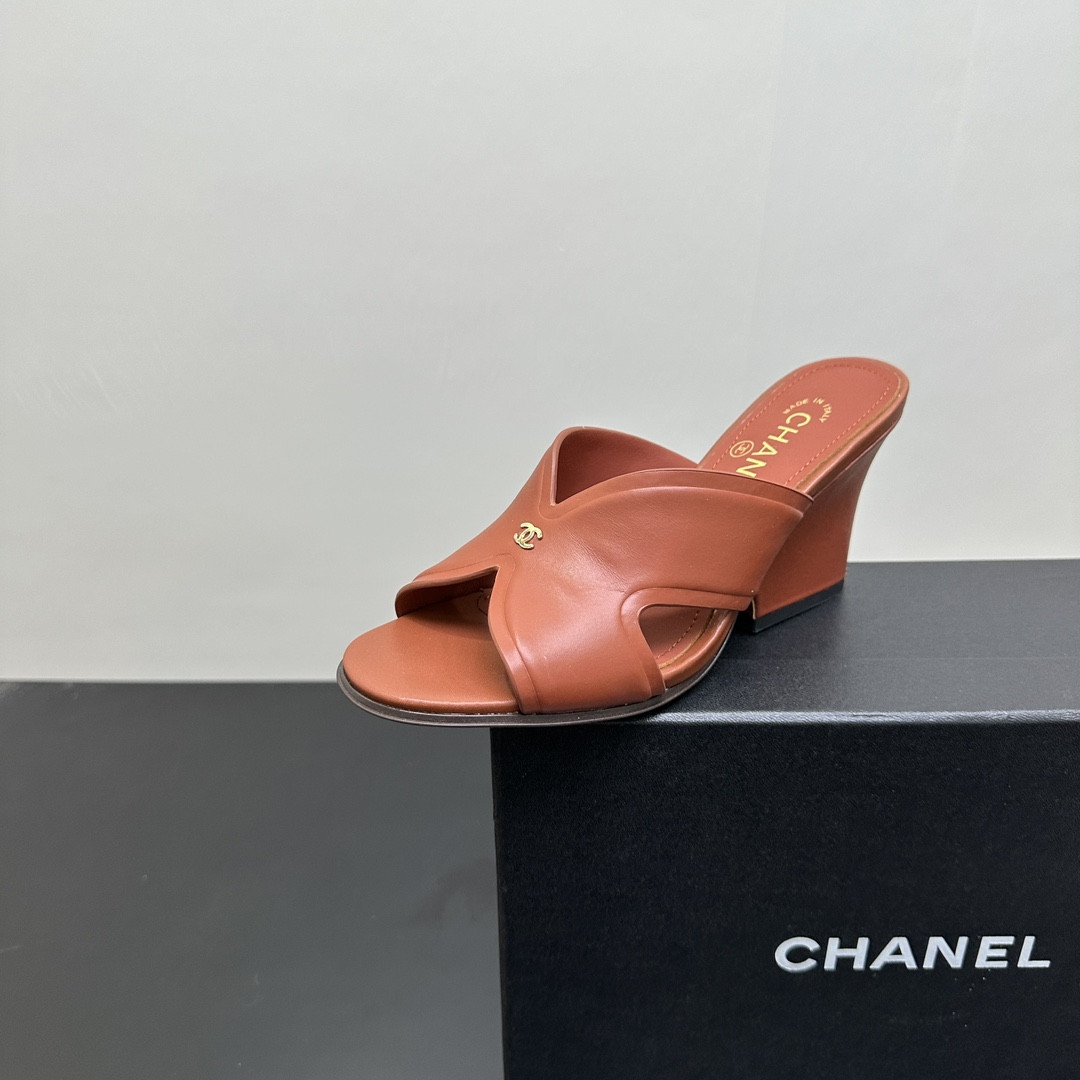 NO:266351,CHANEL Chanel fashion wedge simple lazy slippers. The cross-belt design is simple but atmospheric. The smooth lines outline the elegant outline. The iconic double C logo shows the brand style in a low-key and luxurious manner. Whether it is matched with a vacation style long skirt or daily casual shorts, it can easily enhance the overall shape. The upper of the material is top-quality calfskin, with delicate texture, high texture, softness and toughness, and durability. The sole is carefully crafted, anti-slip and wear-resistant, and the comfort of walking is full. The heel height is 7cm, size 35-39 (40.41), slippers, chanel, chanel, slippers, skirts, shorts, cowhide19860909CHANEL香奈儿时尚坡跟简约懒人拖鞋 设计简约而不失大气的交叉带设计,流畅线条勾勒出优雅轮廓,标志性双C logo低调又奢华地彰显品牌格调,无论是搭配度假风长裙还是日常休闲短裤,都能轻松提升整体造型质感. 材质鞋面选用顶级优质小牛皮,纹理细腻,质感上乘,柔软度与韧性兼备,经久耐穿.鞋底精心打造,防滑耐磨,行走间舒适感拉满.跟高7cm 码数35 - 39（40.41定）,拖鞋,chanel,chanel,slippers,skirts,shorts,cowhide,Women's Shoes