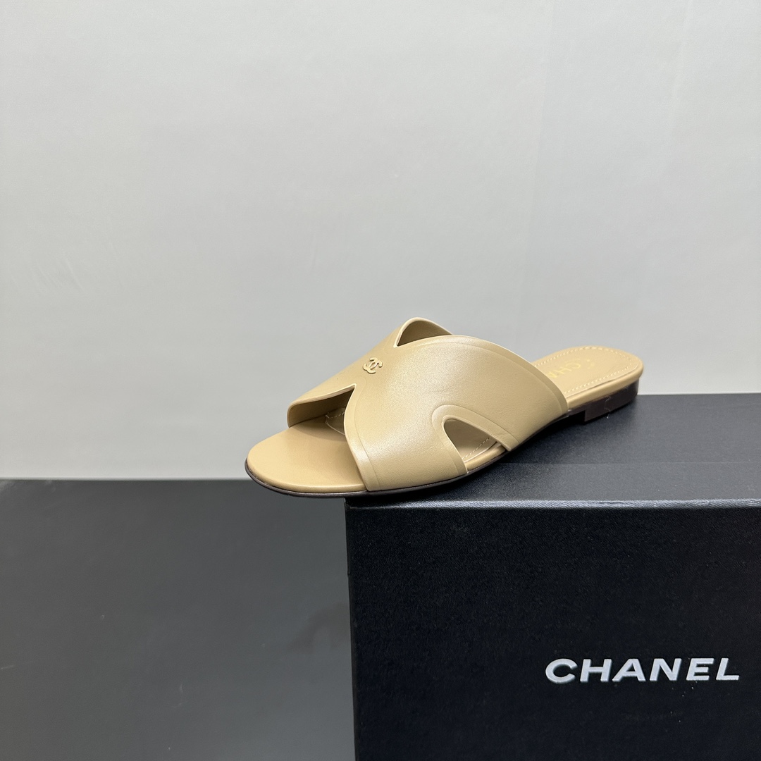 NO:266334,CHANEL Chanel Fashion Flat Slippers The cross-belt design is simple and yet atmospheric, with smooth lines outlining elegant outlines. The iconic double C logo shows the brand style in a low-key and luxurious manner. Whether it is matched with a vacation style long skirt or daily casual shorts, it can easily enhance the overall shape texture. The upper of the material is made of top-quality calfskin, with delicate texture, high-quality texture, softness and toughness, and durable. The sole is carefully crafted, anti-slip and wear-resistant, and the comfort of walking is full. Size 35 - 39 (40.41 fixed), slippers, chanel, chanel, slippers, skirts, shorts, cowhide19860909CHANEL香奈儿时尚平底简约懒人拖鞋 设计简约而不失大气的交叉带设计,流畅线条勾勒出优雅轮廓,标志性双C logo低调又奢华地彰显品牌格调,无论是搭配度假风长裙还是日常休闲短裤,都能轻松提升整体造型质感. 材质鞋面选用顶级优质小牛皮,纹理细腻,质感上乘,柔软度与韧性兼备,经久耐穿.鞋底精心打造,防滑耐磨,行走间舒适感拉满. 码数35 - 39（40.41定）,拖鞋,chanel,chanel,slippers,skirts,shorts,cowhide,Women's Shoes
