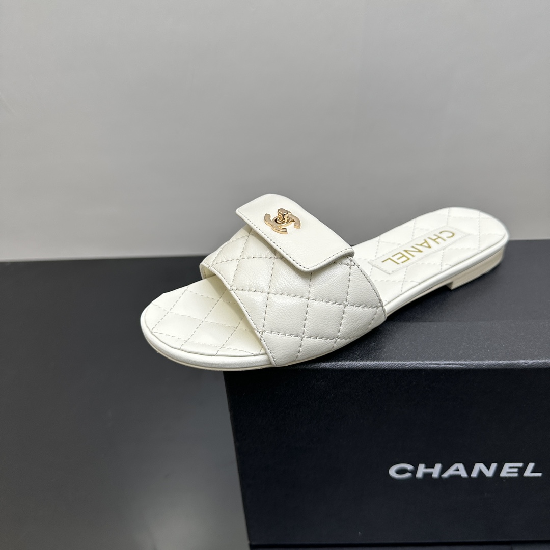 NO:266344,a 25 spring and summer 25 most flat cover slippers. The counter is simply snatched up. Photos from major social platforms are popular. This episode of the show is definitely too handsome. It is definitely the hottest style of this season. The counter fairies are really too aware of the goods. They don’t stick to their feet and will not scratch their feet. The texture is very soft and comfortable. Classic black and white combination, super versatile. 1 fabric: mixed-bred sheepskin 2 inner lining: environmentally friendly mixed-bred sheepskin 3 soles: genuine leather soles 4 heels height: 2cm 5 size 35-39 (40.41 fixed), slippers, slippers, sheepskin, Leather soles19860909a 25春夏最平底盖子拖鞋 专柜简直疯抢了,各大社交平台热门晒图,这期的走秀款绝对太帅了,绝对是这一季最热门的款式,专柜仙女们真的太识货了,不卡脚也不会磨脚,质感上脚是非常柔软舒服的.经典的黑白配,超级百搭. 1面料:混种羊皮 2内里:环保混种羊皮 3大底:真皮大底 4跟高:2cm 5码数35-39（40.41定）,拖鞋,slippers,sheepskin,Leather soles,Women's Shoes