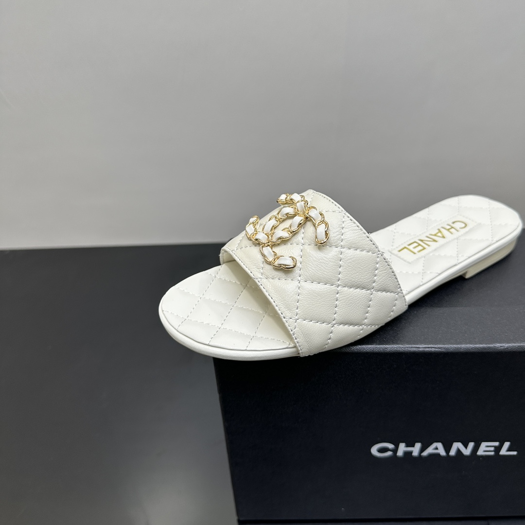 NO:266346,a Chanel's most flat-sole diamond-shaped slippers in spring and summer. The counter is simply snatched up. The photos on major social platforms are popular. This episode's catwalk style is definitely too handsome and is definitely the hottest style of this season. The counter fairies are really too aware of the goods. They don't stick to their feet and will not scratch their feet. The texture is very soft and comfortable. Classic black and white combination, super versatile. 1 fabric: mixed-bred sheepskin 2 inner lining: environmentally friendly mixed-bred sheepskin 3 soles: genuine leather soles 4 heel height: 2cm 5 size 35-39 (40.41 fixed), slippers, chanel, slippers, sheepskin, Leather soles19860909a 香奈儿25春夏最平底菱格拖鞋 专柜简直疯抢了,各大社交平台热门晒图,这期的走秀款绝对太帅了,绝对是这一季最热门的款式,专柜仙女们真的太识货了,不卡脚也不会磨脚,质感上脚是非常柔软舒服的.经典的黑白配,超级百搭. 1面料:混种羊皮 2内里:环保混种羊皮 3大底:真皮大底 4跟高:2cm 5码数35-39（40.41定）,拖鞋,chanel,slippers,sheepskin,Leather soles,Women's Shoes