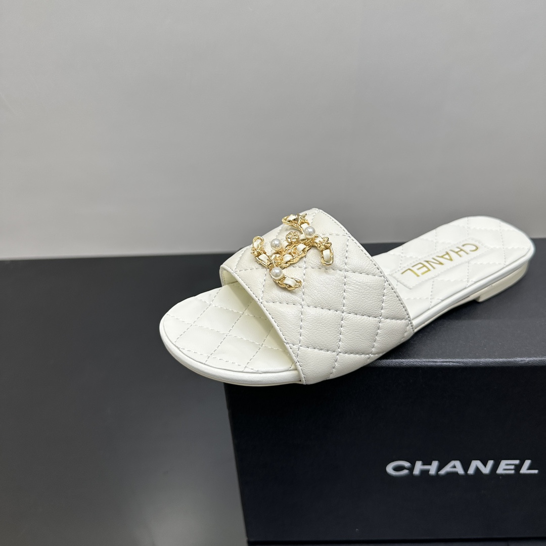NO:266348,a Chanel's most flat-bottomed diamond-shaped pearl-trimmed slippers in spring and summer. The counter is simply snatched up. The photos are popular on major social platforms. This episode's catwalk style is definitely too handsome and is definitely the hottest style of this season. The counter fairies are really too aware of the goods. They don't stick to their feet and will not scratch their feet. The texture is very soft and comfortable. Classic black and white combination, super versatile. 1 fabric: mixed-bred sheepskin 2 inner lining: environmentally friendly mixed-bred sheepskin 3 soles: genuine leather soles 4 heel height: 2cm 5 size 35-39 (40.41 fixed), slippers, chanel, slippers, sheepskin, Leather soles19860909a 香奈儿25春夏最平底菱格珍珠饰扣拖鞋 专柜简直疯抢了,各大社交平台热门晒图,这期的走秀款绝对太帅了,绝对是这一季最热门的款式,专柜仙女们真的太识货了,不卡脚也不会磨脚,质感上脚是非常柔软舒服的.经典的黑白配,超级百搭. 1面料:混种羊皮 2内里:环保混种羊皮 3大底:真皮大底 4跟高:2cm 5码数35-39（40.41定）,拖鞋,chanel,slippers,sheepskin,Leather soles,Women's Shoes