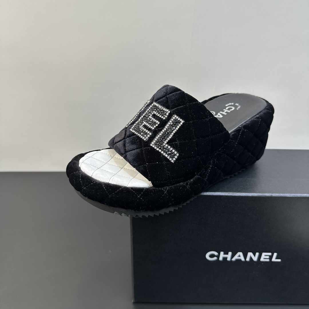NO:266338,5 CHANEL Chanel hits!  Thick-soled heeled diamond-slippers Upper: Imported velvet Outsole: Original rubber sole Size 35-39 (40 41 customized), slippers, chanel, chanel, slippers198609095 CHANEL香奈儿大爆款！厚底坡跟水台烫钻拖鞋 鞋面:进口天鹅绒 大底:原版橡胶底 码数35-39(40 41 定做),拖鞋,chanel,chanel,slippers,Women's Shoes