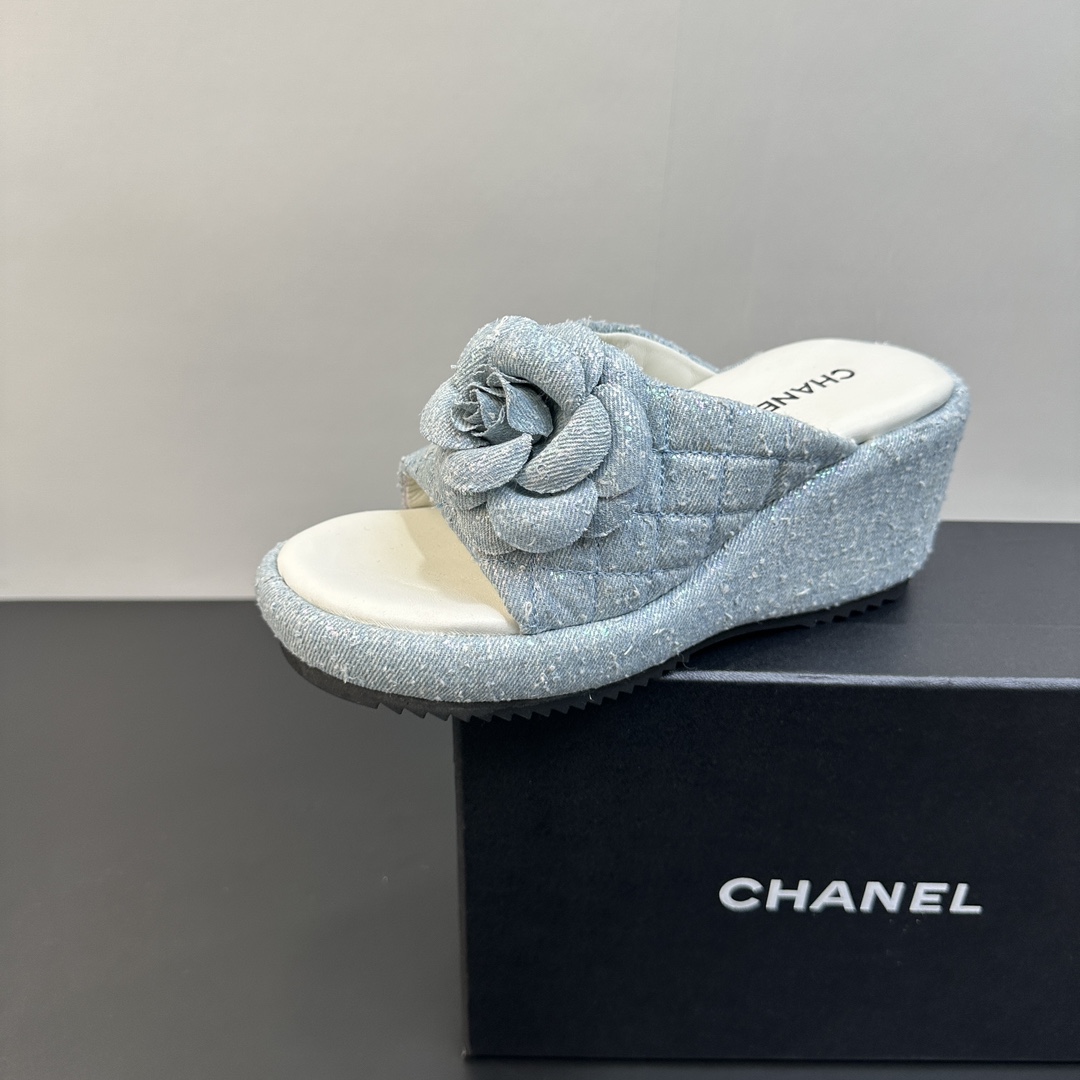 NO:266336,25Ss spring and summer new Chanel small fragrance Chanel camellia thick-soled heeled flip-flops C home classic camellia design, gentle style and grasp it!  The atmosphere that should be in summer. A must-have item for flip-flops, lazy and comfortable to wear!  Denim upper inner foot pad sheepskin heel height 8cm back height, front height 3.5cm rubber sole size 35-39 (40,41 custom made without return), slippers, chanel, chanel, chanel, slippers, sheepskin1986090925Ss春夏新款Chanel小香香奈儿山茶花厚底坡跟一字拖鞋 C家经典山茶花设计,温柔风一整个拿捏了！夏天该有的气息 一字拖必备单品,上脚慵懒舒适！ 鞋面牛仔布 内里垫脚羊皮 跟高后高8cm,前高3.5cm 鞋底橡胶底 码数35-39（40,41定制不退换）,拖鞋,chanel,chanel,chanel,slippers,sheepskin,Women's Shoes