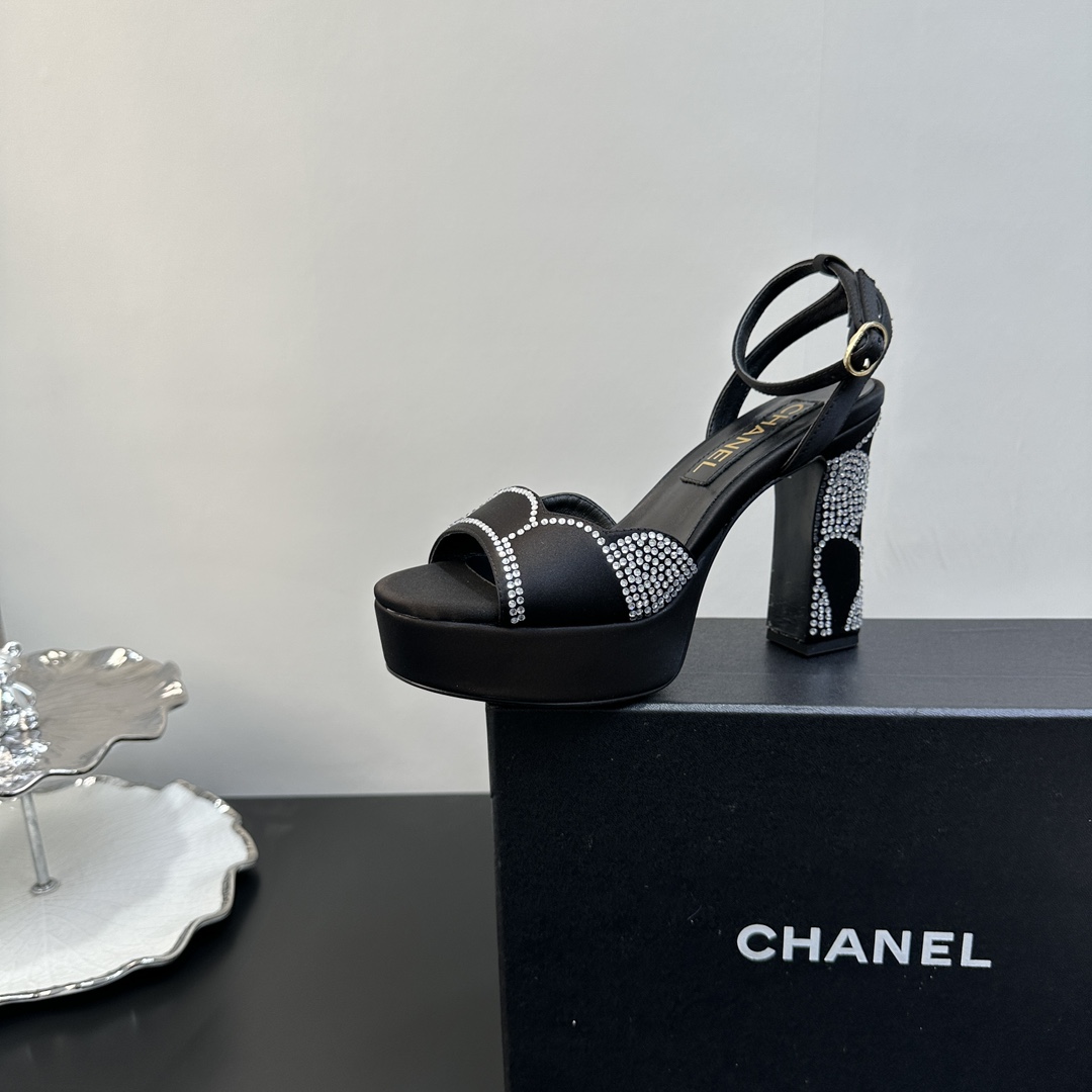 NO:383438,CHANEL 2025/ Early Spring Classic Hot Diamond Waterproof Platform Sandal Slippers Top Version, Simple yet elegant design!  It is easy to wear and dress with freshness and elegance, vivid, intellectual and elegant, and contains an unrestrained and fashionable attitude. This attitude is released from the bottom of your heart and is only your beauty sustenance!  Upper cloth with iron diamond heel, imported mixed-bred sheepskin, footbed, outsole, imported Italian leather outsole, heel height 9cm, waterproof platform 3cm, size 35-40 (40/41 custom made without return or exchange), high heels, chanel, chanel, sandals, high heels, slippers, sheepskin, Leather soles19860909CHANEL香奈儿 2025/ 早春经典烫钻防水台凉鞋拖鞋 顶级版本,简约而不失优雅的设计！好穿好搭清新脱俗,生动知性优雅～更蕴含着不羁的时尚态度,这种态度是从心底里释放出来的,只属于你的美的寄托！ 鞋面布面加烫钻跟 内里进口混种羊皮、垫脚 大底意大利进口真皮大底 跟高9cm 防水台3cm 码数35-40（40/41定制不退换）,高跟鞋凉鞋,chanel,chanel,sandals,high heels,slippers,sheepskin,Leather soles,Women's Shoes