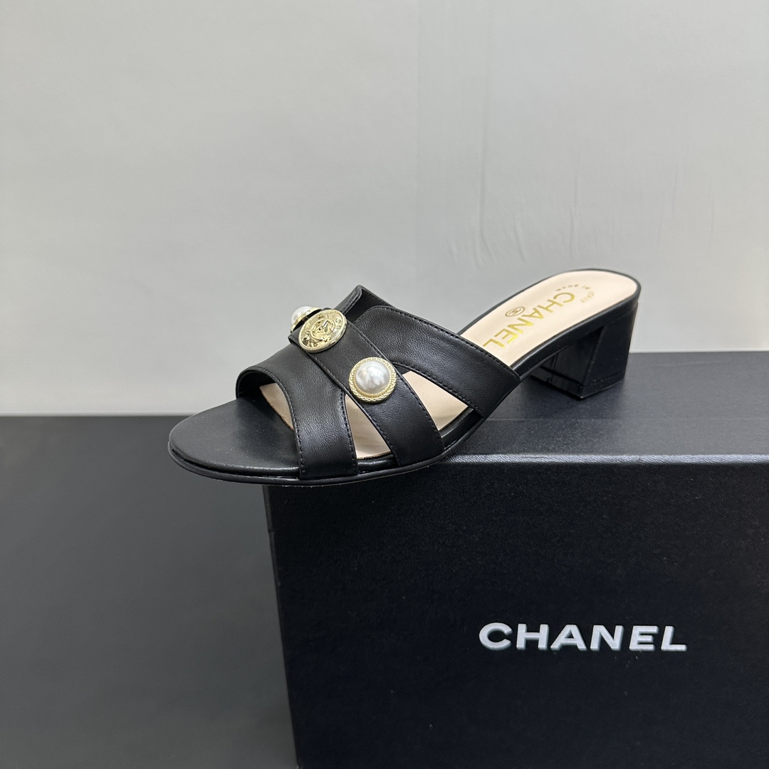 NO:383423,CHANEL Chanel small-scented mid-heel thick-heel slippers fully interpret elegance and exquisiteness. Pearl buckles and coin badges have a unique texture. Whether you are paired with skirts to attend dinner or walking on the street with trousers, you can instantly enhance your temperament and show your luxury taste. The upper and inner part are made of sheepskin, genuine leather sole, heel height 5.5cm 35-39. (40.41 set), high heel slippers, chanel, chanel, high heels, slippers, skirts, sheepskin19860909CHANEL香奈儿小香风中跟粗跟拖鞋,将优雅与精致诠释得淋漓尽致.珍珠饰扣搭配钱币徽章,质感独特.无论是搭配裙装出席晚宴,还是搭配裤装漫步街头,都能瞬间提升气质,彰显奢华品味.鞋面和内里都采用羊皮,真皮鞋底,跟高5.5cm 35-39.（40.41定）,高跟鞋拖鞋,chanel,chanel,high heels,slippers,skirts,sheepskin,Women's Shoes