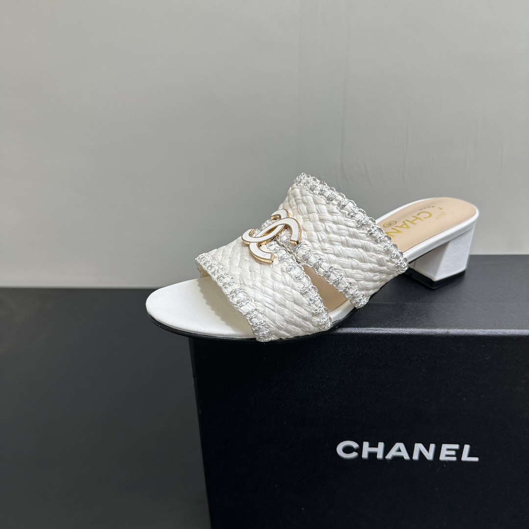 NO:383430,Xiaoxiang Chanel25P most beautiful woven ballet shoes Lafite double C thick heel medium heel straw slippers Xiaoxiang produces all the best!  It is full of summer flavor. You can already imagine how beautiful it is to wear a shirt and skirt in summer!  !  A pair of Raffia slippers with closed eyes, the shoe shape is simple and practical, but it may become a celebrity style if you are not careful. The original custom Raffia weaving footbed high-end sheepskin sole Italian A-grade leather outsole size 35-39 (40.41 custom made without return or exchange), high heels slippers, chanel, high heels, slippers, espadrilles, skirts, shirts, sheepskin, Leather soles19860909小香Chanel25P最美编织芭蕾舞鞋拉菲草双C粗跟中跟草编拖鞋 小香出品尽是精品！满满夏日的味道.已经能想象夏天穿着衬衫裙子搭配它有多美了！！ 一双闭眼入的拉菲草拖鞋,鞋型是简单实穿款,但一不小心也可能变成名媛风. 鞋面原版定制拉菲草编织 垫脚高级羊皮 鞋底意大利A级真皮大底 码数35-39（40.41定做不退换）,高跟鞋拖鞋,chanel,high heels,slippers,espadrilles,skirts,shirts,sheepskin,Leather soles,Women's Shoes
