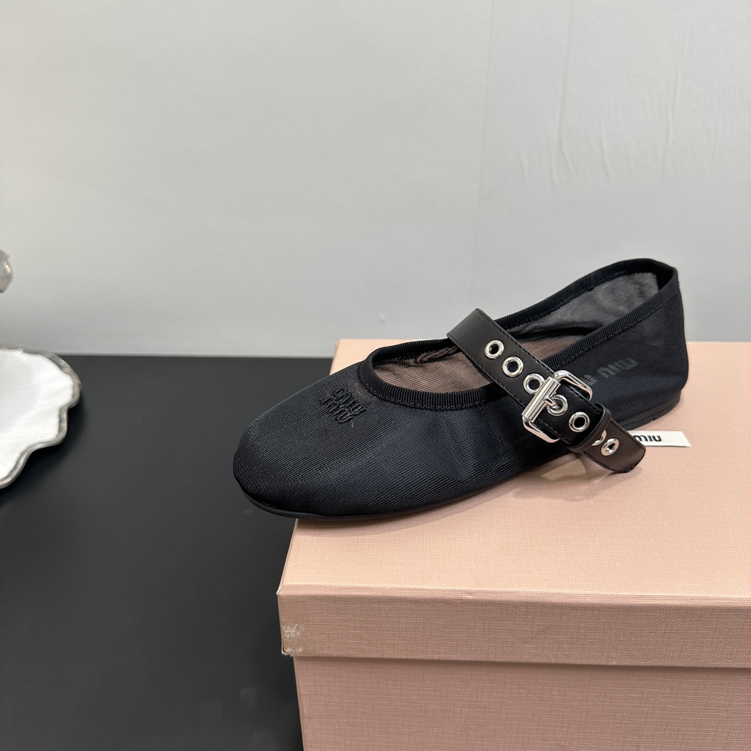 NO:383379,MIUMIU's new transparent mesh ballet Mary Jane single shoe series is available. The latest show style of Paris Fashion Week, a new series of comfort and fashion, pointy toe and round toe designs match different styles. Original custom mesh on the upper. Inner: Original custom sheepskin lining, cowhide footbed, original original leather sole Shoe size: 35-39 (34, 40, 41 customization, no return or exchange), ballet shoes, miumiu, mary jane, cowhide, sheepskin, Leather soles19860909MIUMIU缪缪新款透明网纱芭蕾舞玛丽珍单鞋系列上新 巴黎时装周最新走秀款,舒适度与时髦度并存的开挂全新系列,尖头与圆头设计搭配不同风格需求 鞋面原版定制网纱 内里: 原版定制羊皮内里,牛皮垫脚 大底原版真皮大底 鞋码: 35-39（34、40、41定制不退换）,芭蕾舞鞋,miumiu,mary jane,cowhide,sheepskin,Leather soles,Women's Shoes