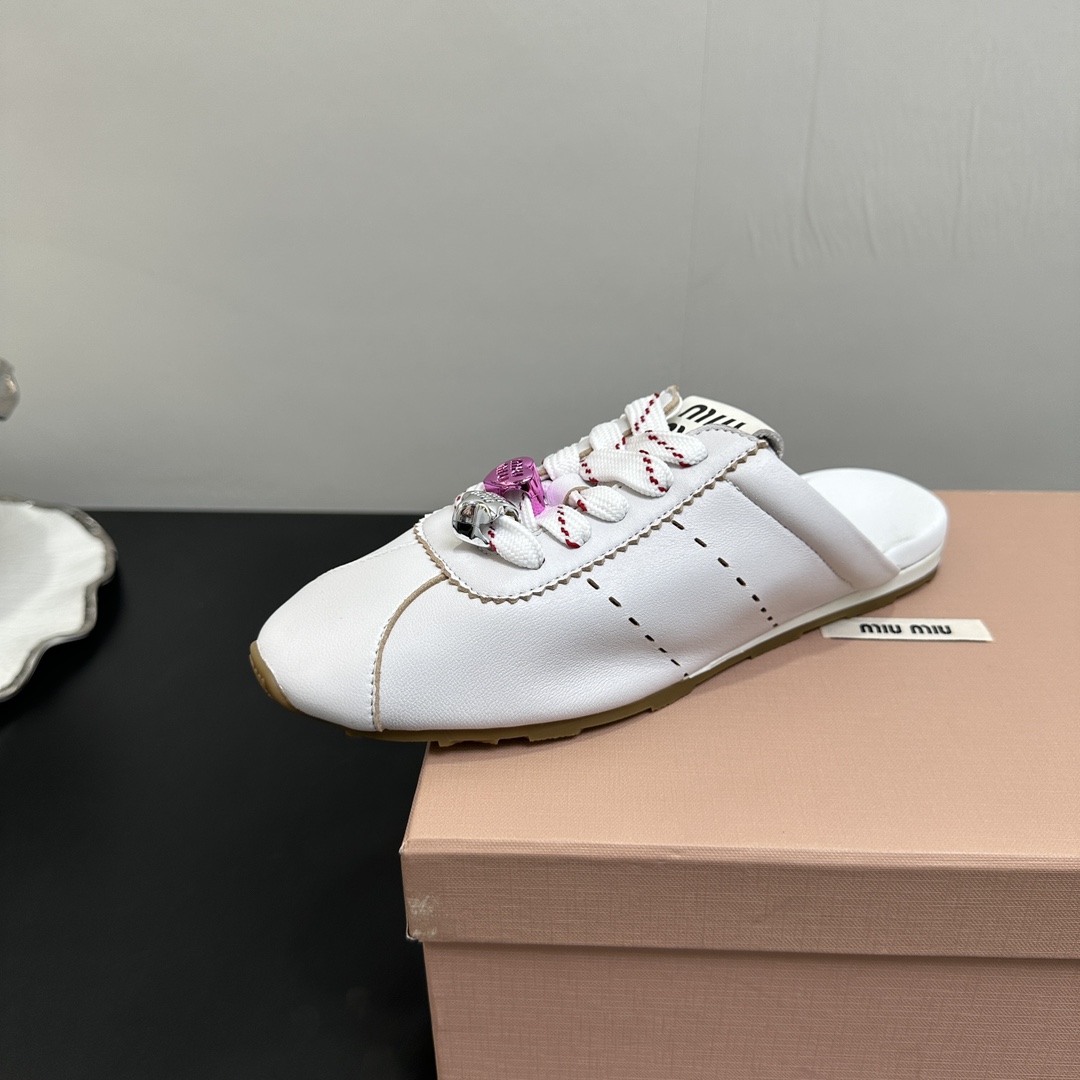 NO:384570,MIUMIU new lazy semi-trail girl slippers purple love buckle series new miumiu ★★★★★ The latest show style of Paris Fashion Week, a new series of opening and opening with comfort and fashion, matching with different styles, frosted upper, cowhide cow leather, cow back velvet inner: sheepskin footbed, large sole rubber sole Shoe size: 35-39 (40, 41 custom-made, non-return and exchange), semi-trail, miumiu, slippers, cowhide, sheepskin19860909MIUMIU 缪缪新款懒人半拖少女拖鞋 紫色爱心饰扣系列上新miumiu ★★★★★ 巴黎时装周最新走秀款,舒适度与时髦度并存的开挂全新系列,搭配不同风格需求 鞋面磨砂牛皮,牛反绒 内里: 羊皮垫脚 大底橡胶底 鞋码: 35-39（40、41定制不退换）,半拖,miumiu,slippers,cowhide,sheepskin,Women's Shoes