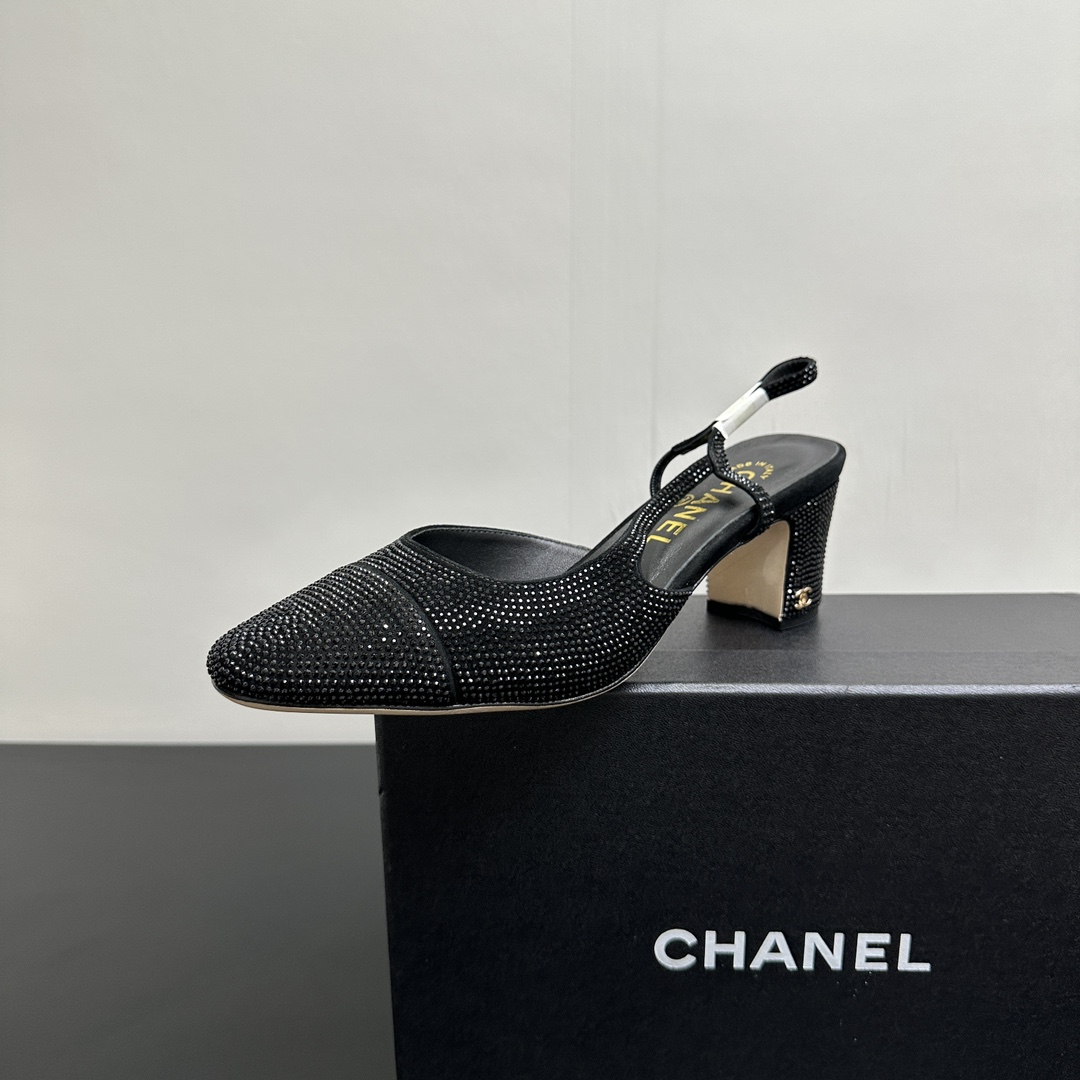 NO:384547,Chanel Chanel Xiaoxiang C Home 25P new full diamond rear empty sandals Xiaoxiang Home's super cute splicing design is a standard for the little fairy. What's more advanced is that the upper is purely hand-in-made rhinestones, each one is blingbling shiny, it's really too beautiful and high-end~~ Customized silk cloth iron diamonds on the upper, inner foot pad sheepskin inner sole Italian leather sole Size: 35, 36, 37, 38, 39 (40, 41 can be customized! No return and exchange!), sandals, chanel, chanel, chanel, chanel, sandals, sheepskin19860909Chanel香奈儿小香C家 25P新款满钻后空凉鞋 小香家超级可爱的拼接设计简直是妥妥的小仙女标配,更高级的是鞋面都是纯手工镶嵌的水钻,每一颗都是blingbling的闪亮,上脚真的得太美太高级啦～～ 鞋面定制的丝绸布烫钻 内里垫脚羊皮内里 鞋底意大利真皮底 Size:35、36、37、38、39（40,41可定制！不退换！）,凉鞋,chanel,chanel,chanel,chanel,sandals,sheepskin,Women's Shoes