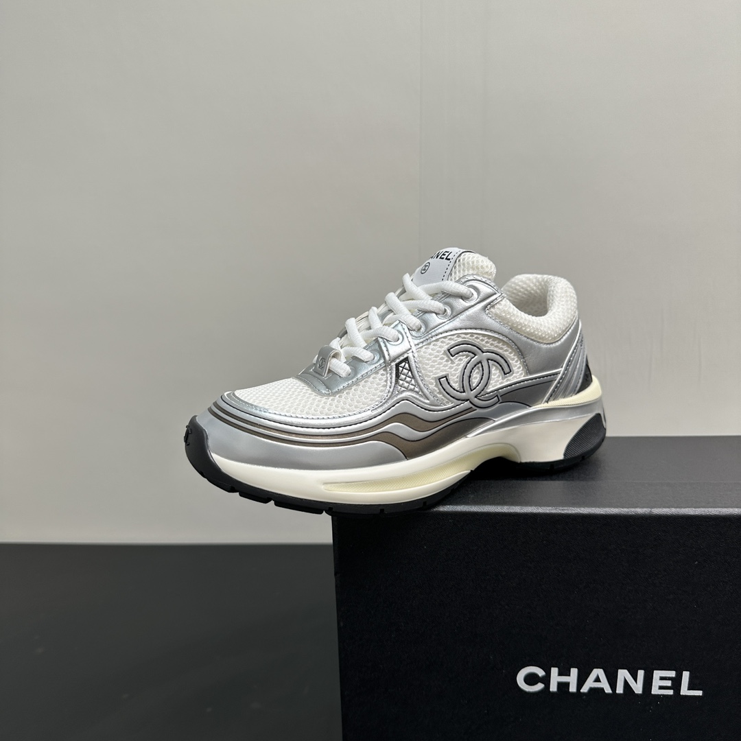 NO:384553,Chanel Chanel Xiaoxiang 2025 spring vacation and casual sneakers. Silverhorn King's latest foreign catwalk style inspired by Monaco's international seaside lifestyle to create a new sense of fashion. The upper is made of metal leather spliced ​​and coated mesh. Customized breathable mesh fabric inside. Original open-mode two-color outsole. Gold silver. Size 35-40 (40.41 custom made without return or exchange), dad shoes, chanel, chanel, alexander wang, sneakers19860909chanel香奈儿小香2025开春度假休闲运动鞋 银角大王最新的国外走秀款 以摩纳哥国际化的海滨生活方式为灵感 打造一个全新的时尚感 鞋面采用金属皮面拼接镀膜网面 内里定制透气网布 原版开模双色大底 金色 银色 码数size35-40（40.41定做不退换）,老爹鞋,chanel,chanel,alexander wang,sneakers,Women's Shoes