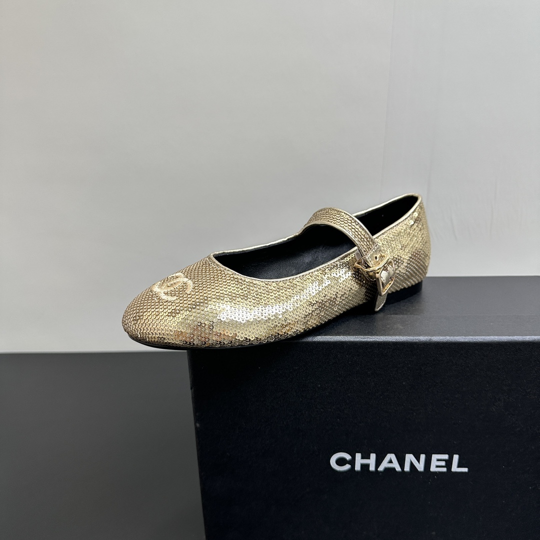 NO:391180,——Updated version of the last—— CHANEL Chanel Xiaoxiang C Home 2025SS Early spring catwalk flat shoes Comfortable Mary Zhen shoes Super princess’s pair of small shoes, more outstanding with socks, hard to find a shoe in the counter, Xiaohongshu internet celebrity show pictures are even more popular, early spring is mainly white, matched with lace socks, full of fairy spirit, upgraded version bagging technology, soft to wear, super comfortable, small round toe design, excellent shoe shape, excellent footwear effect, try it on, decisively keep black and white colors 24 Show high-end garments custom-made mainly corduroy twill splicing fabric, simple yet sweet and playful, three-dimensional electric embroidery double C Logo elegant and atmospheric solid color fabric refreshing and easy to match, buckle design shoes more heeled, upper sequin Gret inner foot pad sheepskin sole Italian leather bottom  Size 35-39 (40.41 fixed), single shoes, chanel, chanel, chanel, mary jane, sheepskin, socks19860909——套楦升级版—— CHANEL香奈儿小香C家 2025SS 早春走秀款平底单鞋 舒适玛丽珍鞋  超级公主的一双小鞋子 搭配袜子更加出彩 专柜真心一鞋难求 小红书网红秀图更是火出圈 早春主打白色 搭配个蕾丝小袜子 仙气满满 升级版套包工艺,穿起来软软的,超级舒服 小圆头设计,鞋型绝佳 包脚效果绝了 试穿一下 果断自留黑白两色 24走秀高级成衣定制主打灯芯绒斜纹拼接面料 简约又不失甜美俏皮 立体电绣双C Logo 典雅大气 纯色面料清爽易搭 搭扣设计鞋子更跟脚 鞋面亮片格力特 内里垫脚羊皮 鞋底意大利真皮底 码数35-39（40.41定）,单鞋,chanel,chanel,chanel,mary jane,sheepskin,socks,Women's Shoes