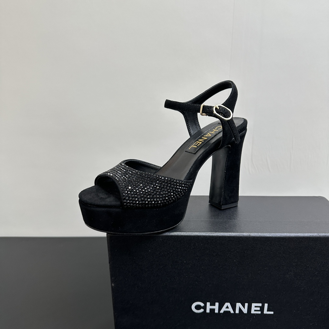 NO:391150,CHANEL 2025/ Early Spring Classic Hot Diamond Waterproof Platform Sandals Top version, simple yet elegant design!  It is easy to wear and dress with freshness and elegance, vivid, intellectual and elegant, and contains an unrestrained and fashionable attitude. This attitude is released from the bottom of your heart and is only your beauty sustenance!  Upper Yangjingjia hot diamonds, imported mixed-bred sheepskin, footbed, outsole, imported Italian leather outsole, heel height 10.5cm, waterproof platform 3.5cm, size 35-40 (40/41 custom-made, non-return and exchange), high heels, chanel, chanel, sandals, high heels, sheepskin, sheep, Leather soles19860909CHANEL香奈儿 2025/ 早春经典烫钻防水台凉鞋 顶级版本,简约而不失优雅的设计！好穿好搭清新脱俗,生动知性优雅～更蕴含着不羁的时尚态度,这种态度是从心底里释放出来的,只属于你的美的寄托！ 鞋面羊京加烫钻 内里进口混种羊皮、垫脚 大底意大利进口真皮大底 跟高10.5cm 防水台3.5cm 码数35-40（40/41定制不退换）,高跟鞋凉鞋,chanel,chanel,sandals,high heels,sheepskin,sheep,Leather soles,Women's Shoes
