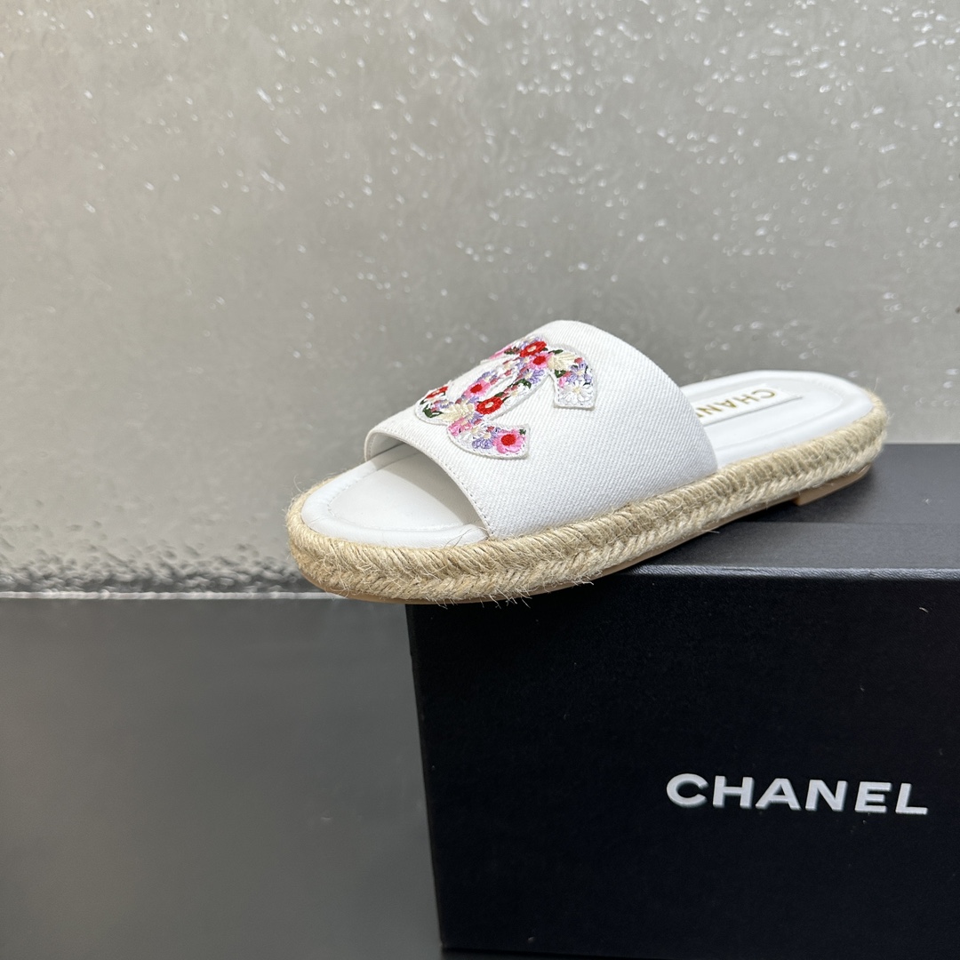 NO:391143,CHANEL｜Chanel Xiaoxiang 2025/ Spring and summer new double C fisherman straw embroidered logo slippers This year Xiaoxiang launched a new summer vacation series hemp rope bottom slippers~ The simple and exquisite style of Xiaoxiang is the best for many girls' uppers inlaid with double C logos, which makes people feel refreshed. It is beautiful and exciting. Go material, upper original canvas, imported mixed-bred sheepskin, large sole handmade hemp rope woven sole, original 1:1 custom bottom, bottom thickness 2.5cm Size35-39 (40.41 custom), slippers, chanel, chanel, slippers, espadrilles, espadrilles, sheepskin19860909CHANEL｜香奈儿小香2025/ 春夏新品双C渔夫草编刺绣logo拖鞋 今年小香推出了全新夏日度假系列麻绳底拖鞋～简洁、精美风格的小香是很多女孩的心头好鞋面镶嵌双C大logo 让人耳目一新的感觉 上脚美炸了 Go 材质 鞋面原版帆布 内里进口混种羊皮 大底手工麻绳编织底 原版1:1定制底片 底厚2.5cm Size35-39（40.41定制）,拖鞋,chanel,chanel,slippers,espadrilles,espadrilles,sheepskin,Women's Shoes