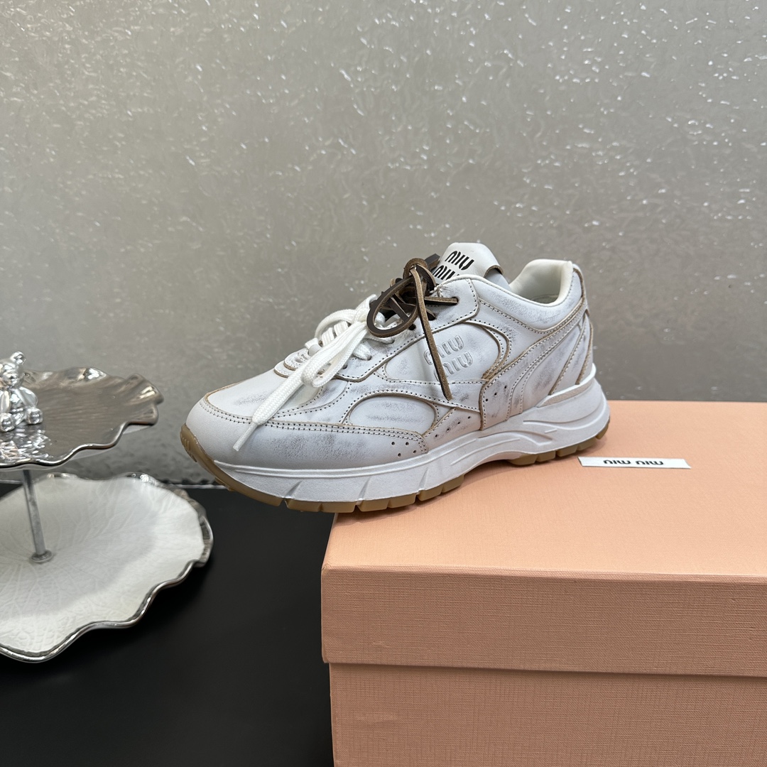NO:391135,MiuMiu 25/ Latest catwalk retro, old casual sports shoes, dad shoes, original purchase and development, making products. This sneaker is made of technological fabric and suede leather ingeniously, with a super light structure, integrating casual elements and sports style. Colorful straps and logo embossed soles highlight the sports fashion personality of Miu Miu Fabric: original custom imported cowhide, inner lining, original custom breathable mesh, original sole, open molded anti-slip rubber material, bottom thickness 4CM Size: #35-40 (40 custom made without return or exchange), casual shoes/sports shoes, miumiu, sneakers, cowhide19860909MiuMiu缪缪 25/ 最新走秀款 复古 做旧 休闲 运动鞋 老爹鞋 原版购入开发 做货 这款运动鞋选用科技面料和绒面皮革匠心打造,超轻盈结构,将休闲元素和运动风尚融为一体.彩色饰带和徽标压花鞋底凸显Miu Miu的运动时尚个性 面料:原版定制进口牛皮 内里原版定制透气网里 鞋底原版开模防滑橡胶材质 底厚4CM Size: #35-40（40定做不退换）,休闲鞋/运动鞋,miumiu,sneakers,cowhide,Women's Shoes