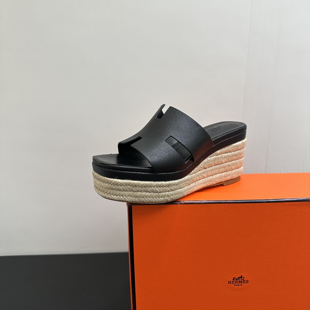 NO:391121,2025 The counter is updated and released at the same time. Hermès/Hermès classic waterproof platform H-drag cake bottom thick-soled wedge slippers. Extremely retro design. Strong exotic style. Full of fashionable feeling and a tone for your feet. Simple styles are great if you match them with a high-end feel. It is hard not to like versatile colors and smooth lines!  The fabric is imported cowhide/Yangjing. The inner foot pads are all lambskin. Heel height is 3.5cm in front and 8.5cm in back. Italian imported cowhide sole. Size35-39 (customized by 40/41), slippers, hermes, hermes, slippers, cowhide, sheepskin, sheep198609092025 专柜同步更新新款发售 Hermès/爱马仕经典防水台H拖松糕底厚底坡跟拖鞋 极约复古的设计 浓厚的异域风情 时髦感十足、随便上脚都很有腔调 简简单单的款式随便搭配一下高级感就很棒 百搭的颜色流畅的线条很难不爱！ 面料采用进口牛皮/羊京 内里垫脚均为小羊皮 跟高前3.5cm 后8.5cm 意大利进口牛皮大底 Size35-39(40/41定制）,拖鞋,hermes,hermes,slippers,cowhide,sheepskin,sheep,Women's Shoes