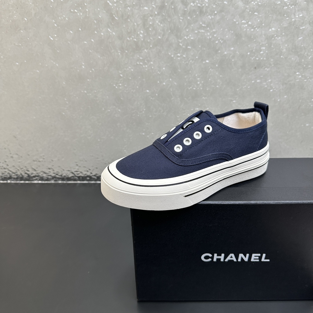 NO:391115,2025 Xiaoxiang Chanel top counter level - Xiaoxiang C home new biscuit shoes, board shoes, small white shoes, there are two ways to wear elastic and shoelaces. The current super popular biscuit shoes are popular, Internet celebrity star Xiaohongshu is chasing and promoting. The silly cute and cute look is released with a bit of retro flavor!  Special shape, very recognizable, slimming and long legs, absolutely powerful, comfortable to wear, high appearance, comfortable and heightened. I must recommend it to everyone. The main feature of this year's series, minimalist style, original custom canvas of fabric, water-dyed cowhide, comfortable feet, large sole original open mold high elastic rubber sole, 3.5cm thick, original packaging, complete packaging, size 35-40 (40 custom made, no return or exchange), casual shoes/sports shoes, chanel, chanel, sneakers, cowhide198609092025小香chanel顶级专柜级-小香C家新饼干鞋板鞋小白鞋,有松紧带和鞋带两种穿法 目前超级流行的饼干鞋,网红明星小红书狂追热推 发售蠢萌可爱的造型带了点复古味！ 造型特殊,很有辨识度, 显瘦显腿长,绝对实力派,穿上也很舒服,高颜值 舒适,增高 一定要推荐给大家,今年系列的主打, 极简的风格, 面料原版订制帆布 垫脚水染牛皮,脚感舒适 大底原版开模高弹橡胶底 底厚3.5cm 包装原版全套包装 码数35-40（40定做不退换）,休闲鞋/运动鞋,chanel,chanel,sneakers,cowhide,Women's Shoes