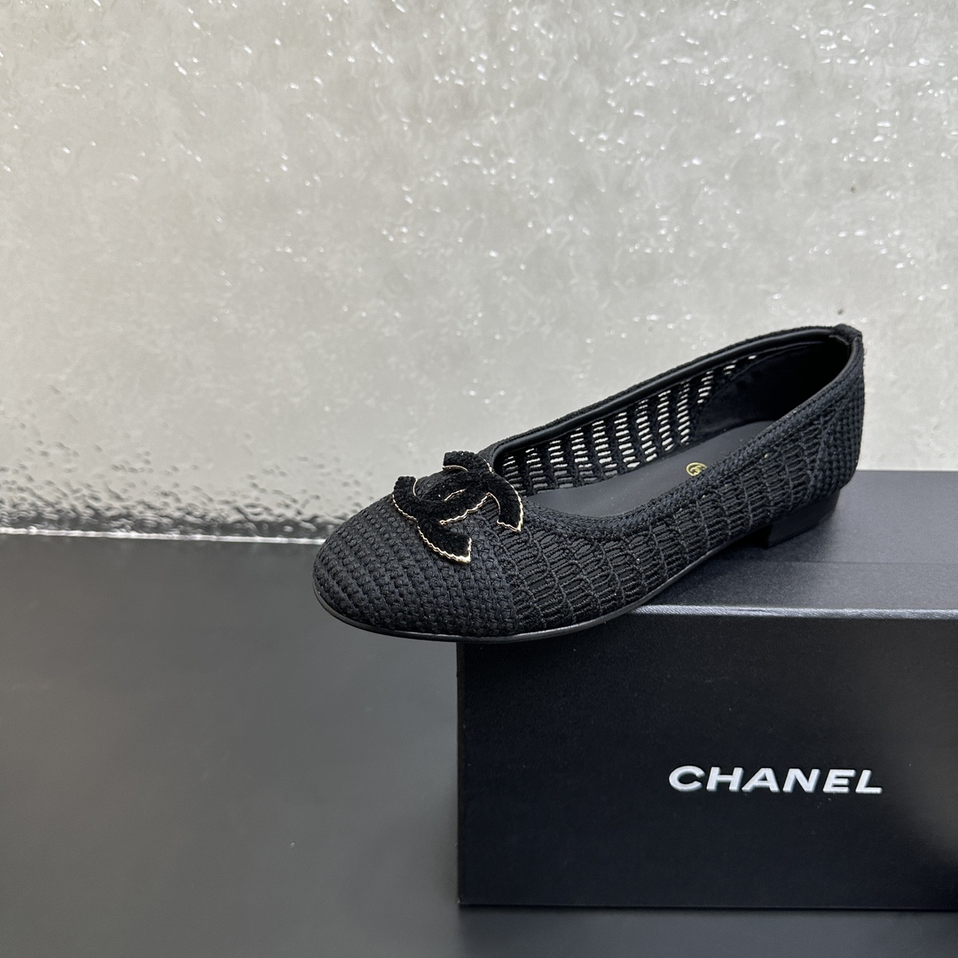NO:391170,Chanel Chanel Xiaoxiangfeng 25SS has finally released woven ballet shoes and flat shoes. Shoes worth posting alone. I want to say something that finally waits for you!  Too elegant and chilling. Wearing in summer, blowing on the wind, smooth road, round square head design, cute and cute~ super online, it looks like a rich girl, I thought it looks good, I knew how easy it is to wear it when I put it on my feet~ The upper is exclusively customized mesh woven (comfortable and breathable) + wheat ear buckle, footbed sheepskin, imported leather sole from Italy. Size: 35-39 (customized for 40.41), single shoes, chanel, chanel, sheepskin19860909Chanel 香奈儿小香风25SS终于出编织芭蕾鞋了平底单鞋 值得单独发一篇的鞋子 要说一句终于等到你！ 太优雅太chill了 夏天穿着吹吹小风 溜溜马路 圆方头设计 呆萌可爱～颜值超级在线 穿起来就是富家千金的即视感 本以为就是好看 上脚才更知道它有多好穿～ 鞋面独家定做网布编织（舒适透气）+麦穗饰扣 垫脚羊皮 大底意大利进口真皮底 码数:35-39（40.41定制）,单鞋,chanel,chanel,sheepskin,Women's Shoes