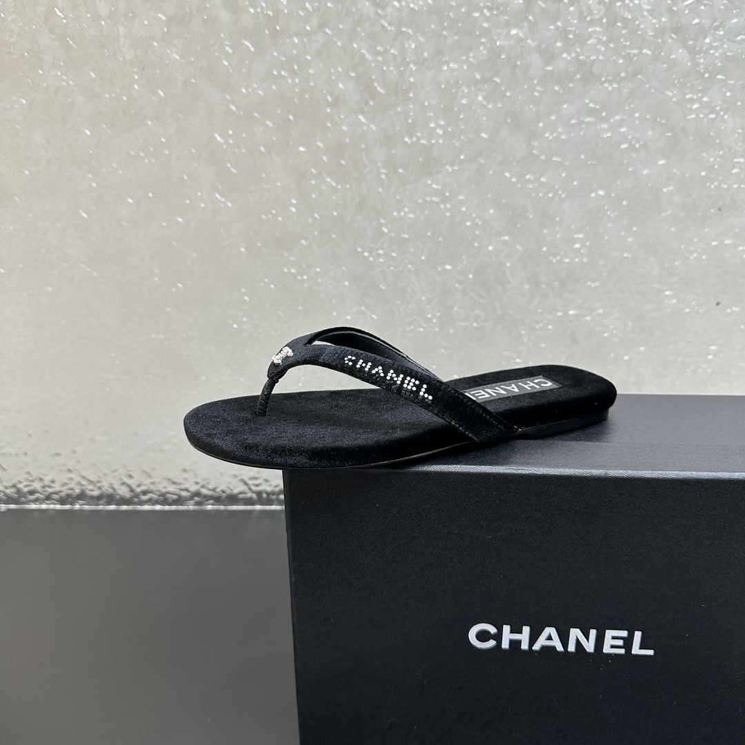 NO:391162,Chanel CHANEL THONGS is 25C spring and summer. The show is hot diamond pearls and flip flops and toes. The flip flops in summer are inexplicably free. Wear the double C crystal pearl logo inlaid with it. It is so exquisite and beautiful. It looks super delicate and white!  The upper is made of velvet iron diamonds, the inner lining is imported sheepskin, Italy imported cowhide outsole zesi35-39 (customized on 40/41), split-toed shoes, chanel, chanel, slippers, cowhide, sheepskin19860909香奈儿CHANEL THONGS是25C春夏 秀场烫钻珍珠夹脚人字拖鞋夹趾拖 夏天的人字拖莫名让人感到自由 带上镶嵌了双C水晶珍珠标志 太精致了 也太好看了吧 上脚超秀气显白！ 鞋面采用天鹅绒烫钻 内里采用进口羊皮 意大利进口牛皮大底 zesi35-39（40/41定制）,分趾鞋,chanel,chanel,slippers,cowhide,sheepskin,Women's Shoes