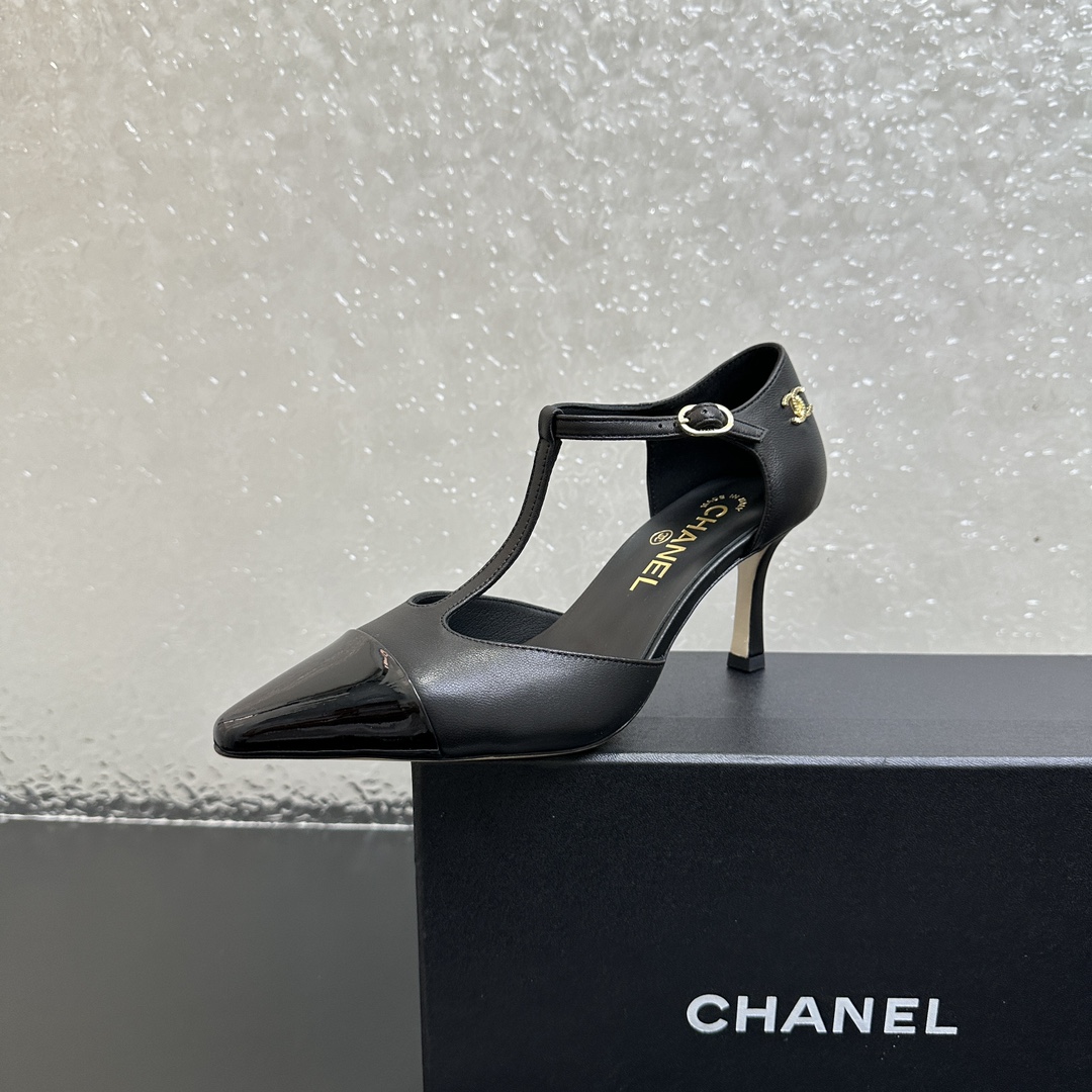 NO:391138,Chanel Chanel high-version Xiaoxiang 25 autumn and winter new style hollow high-heeled slim heeled sandals!  Original version purchased and developed, domestic Xiaohongshu, popular products on various platforms!  Pure handmade, shallow mouth hollow design, retro with a hint of tenderness, beautifully matched with any skirt in autumn!  Customized mixed-bred sheepskin with counter packaging fabric, imported soft sheepskin in the inner, Italian leather outsole, Size35~39 (40.41 custom), high heels sandals, chanel, chanel, sandals, high heels, skirts, sheepskin, Leather soles19860909Chanel香奈儿高版本小香25秋冬新款 中空高跟细跟拼接凉鞋！原版购入开发 国内小红书 各平台爆款！纯手工制作 浅口中空设计 ,复古中带有一丝温柔,秋天搭配任意裙子美美哒！ 专柜包装面料定制混种羊皮,内里进口柔软羊皮,意大利真皮大底,Size35～39（40.41定）,高跟鞋凉鞋,chanel,chanel,sandals,high heels,skirts,sheepskin,Leather soles,Women's Shoes