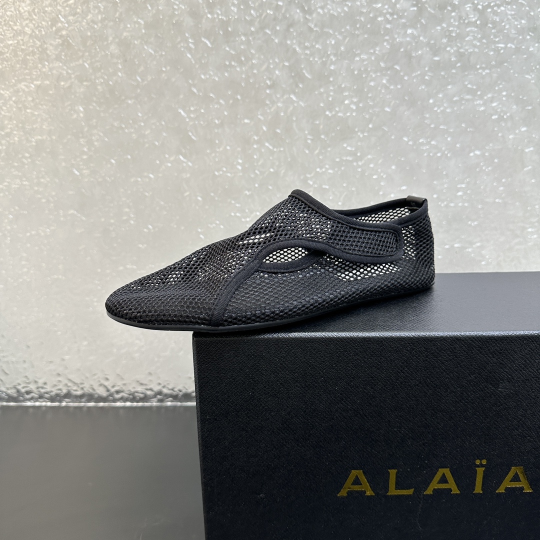 NO:391154,ALAIA Fish Net Mules 2025SS French Fairy Ballet Flat-soled Dancing Shoes, ALAIA brand originated from its founder, Fish Net Sandals Mary Jane Single Shoes Azzedine Alaia is the founder of the 'super tight and sexy' trend in the 1980s, known as 'King of cling'. He is one of the most legendary designers in the fashion industry. Azzedine Alaia cleverly exaggerates the sexy side, both sober and cautious, modern, and extremely close-fitting sexy rivets, metal rings, tight bra and sexy snake skin. These Alaia design elements are still constantly appearing on the show stages of major brands. The style of the Alaia brand is as sexy and modern as its fashion, imported fabrics, woven breathable mesh, and original material of the original sole  Size 35-39 (40.41.42 customized) / normal size, split-toe shoes, alaia, sandals, mary jane, snakeskin19860909ALAIA 阿莱亚鱼网穆勒鞋 2025SS法式仙女芭蕾舞平底跳舞鞋,ALAIA品牌源自其创始人,渔网凉鞋玛丽珍单鞋Azzedine Alaia是上世纪80 年代“超紧身性感”风潮的创始人,被称作“King of cling”, 他是时尚界最传奇的设计师之一.Azzedine Alaia 聪明地将性感一边更夸张,既清醒谨慎摩登,又超贴身性感铆钉、金属环扣、紧束胸衣和性感蛇皮,这些 Alaia 的设计元素仍不断出现在各大品牌的秀台上.Alaia品牌的风格一如其时装,性感而又摩登 面料进口编织透气网面 大底原版材质 码数35-39（40.41.42定做）/正常尺码,分趾鞋单鞋,alaia,sandals,mary jane,snakeskin,Women's Shoes
