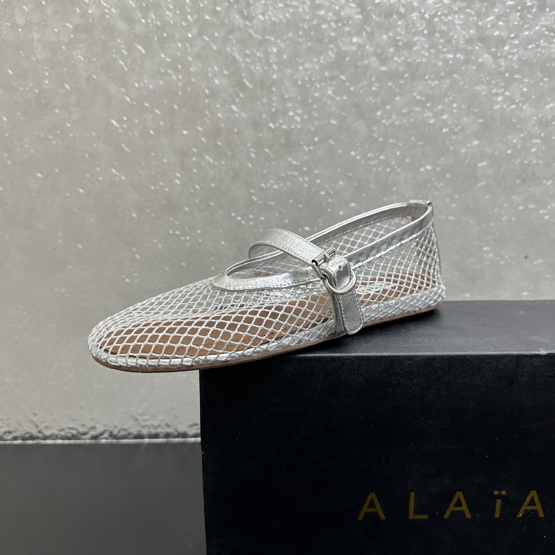 NO:391124,25Fw new ALAIA French ballet mesh mesh hole fishing net single shoe flat shoes. The feminine ballet elements are more than one style. They are both rigid and soft, both elegant and powerful, which is the best way to open ballet shoes. The original mesh on the upper, inner lining, sheepskin sole original rubber sole size 35-39 (40, 41 custom-made, non-return and exchange), ballet shoes, alaia, flats, sheepskin1986090925Fw新款ALAIA阿莱亚法式芭蕾舞网纱网洞渔网单鞋平底鞋 女性气质十足的芭蕾元素可不只一种风格,刚柔并济,既优雅又有力量,才是芭蕾舞鞋最好的打开方式. 鞋面原版网布 内里羊皮内里 鞋底原版橡胶鞋底 码数35-39（40,41定制不退换）,芭蕾舞鞋,alaia,flats,sheepskin,Women's Shoes