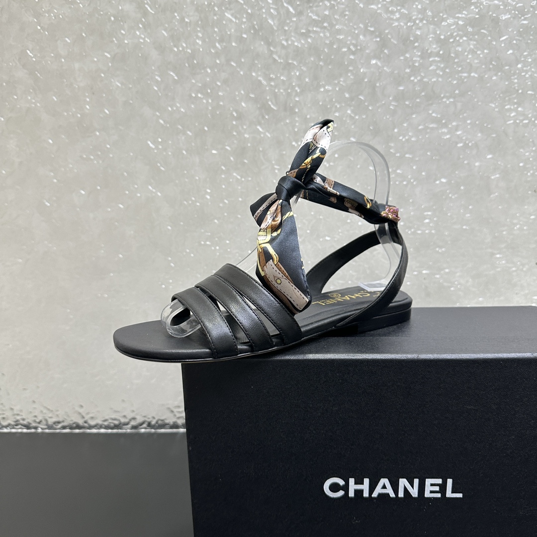 NO:402321,Chanel Coco Chanel small fragrance silk bow back tripping Roman sandals. The original single-quality high-end delicate sheepskin upper highlights the soft luster. The bow is a new element of Chanel, adding a bright color to the overall shape. The leather outsole is ideal for creating daily or special shapes. The upper is made of Napa lambskin. Inner water-dyed goatskin inner footbed. Heel height is about 1.5 cm. Outsole imported Italian leather outsole. Size 35-39 (40.41 can be customized without return or replacement), sandals, chanel, chanel, sandals, sheepskin, real silk, Leather soles19860909Chanel Coco香奈儿小香真丝蝴蝶结后绊带罗马凉鞋 原单品质高版本细腻羊皮鞋面凸显柔和光泽,蝴蝶结是Chanel的新元素,为整体造型增添一抹亮色.真皮大底无论是打造日常造型或特别造型,它都是理想之选. 鞋面材质纳帕小羊皮 内里水染山羊皮内里垫脚 跟高约1.5厘米 大底进口意大利真皮大底 码数35-39码（40.41可定制不退不换）,凉鞋,chanel,chanel,sandals,sheepskin,real silk,Leather soles,Women's Shoes