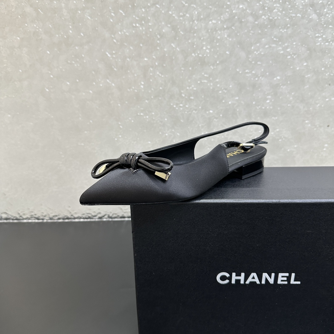 NO:402315,Chanel Chanel small fragrant spring and summer catwalk bow-length pointed high heel sandals this season's most fairy Mary Jane hits the hit. It's immediately snatched up as soon as it is launched. This year's TOP of the closet is definitely it. It's versatile and slim, elegant and fresh, everyday style can be controlled. Two heights to meet the needs of different sisters. Babies must buy it. The upper is silk satin, inner foot pad sheepskin, heel height./. Size 35-39 (40.41 fixed), sandals, chanel, chanel, sandals, mary jane, sheepskin, real silk, silk fabric19860909Chanel 香奈儿小香风春夏走秀款蝴蝶结后空尖头高跟凉鞋 本季最仙玛丽珍大爆款 一上新立马被抢空 今年的衣橱TOP肯定属它了 上脚百搭显瘦 优雅清新日常各种风格都能驾驭 两种高度,满足不同姐妹的需求 宝宝们一定要买它 鞋面真丝绸缎面 内里垫脚羊皮 跟高./. 码数35-39（40.41定）,凉鞋,chanel,chanel,sandals,mary jane,sheepskin,real silk,silk fabric,Women's Shoes