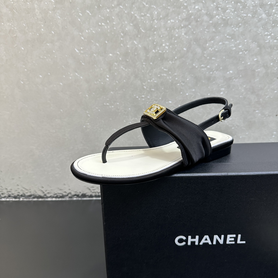 NO:402303,CHANEL | Xiaoxiang 5 satin water tile buckle, foot-climbing sandals [high-end quality of large factory] Silk texture looks gentle and small diamond-set logo ~ The design is very exquisite ~ The elegant and famous temperament ~ The high-end feel is very slim and white on the feet ~ Home vacation ~ Wear barefoot or match with skirts and trousers, all very versatile ~ Invincible beauty ~ The upper silk cloth wrinkled inner goatskin buckle Exclusive 1:1 Open mold copper 18k real gold electroplated pinned letter buckle Medium leather white sheepskin Midsole Five-in-one Italian midsole Outsole Leather outsole Heel height 2cm 35, 36, 37, 38, 39 (40 41 Custom made non-return and exchange), split-toed shoes, chanel, sandals, skirts, sheepskin, real silk, Leather soles19860909CHANEL|小香5缎面水砖扣 夹脚夹趾凉鞋【大厂高端品质】 丝绸质地看起来好温柔小小的镶钻logo ～设计非常精致～优雅名媛气质～高级感十足～上脚非常显瘦显白～居家度假～光脚穿或搭配裙装、裤装、都非常百搭～无敌美～ 鞋面真丝布起皱 内里山羊皮 饰扣独家1:1 开模铜质18k真金电镀嵌销字母扣 中皮白色羊皮 中底五合一意大利中底 大底真皮大底 跟高2cm 35、36、37、38、39（40 41定做不退换）,分趾鞋,chanel,sandals,skirts,sheepskin,real silk,Leather soles,Women's Shoes