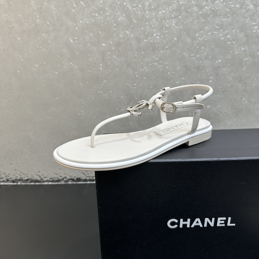 NO:402309,CHANEL Chanel small fragrance clip-on toe sandals [High-end quality] The texture of the sheepskin looks so gentle, the design is very delicate, the elegant and famous temperament is very high-end, the foot looks very slim and white~ on home vacation~ wearing barefoot or matching skirts and trousers, it is very versatile~ Invincible beauty~ Upper sheepskin inner sheepskin Exclusive 1:1 Open molded copper 18k real gold electroplated pinned letter buckle Medium leather: sheepskin Midsole Five-in-One Italian midsole Exclusive 1:1 Open molded Italian leather outsole Heel height 1cm 35, 36, 37, 38, 39 (40 41 Custom made non-return), split-toe shoes, chanel, chanel, sandals, skirts, sheepskin, Leather soles19860909CHANEL香奈儿小香夹脚夹趾凉鞋【高端品质】羊皮质地看起来好温柔,设计非常精致～优雅名媛气质～高级感十足～上脚非常显瘦显白～居家度假～光脚穿或搭配裙装、裤装、都非常百搭～无敌美～ 鞋面羊皮 内里羊皮 饰扣独家1:1 开模铜质18k真金电镀嵌销字母扣 中皮:羊皮 中底五合一意大利中底 大底独家1:1 开模意大利真皮大底 跟高1cm 35、36、37、38、39（40 41定做不退换）,分趾鞋,chanel,chanel,sandals,skirts,sheepskin,Leather soles,Women's Shoes