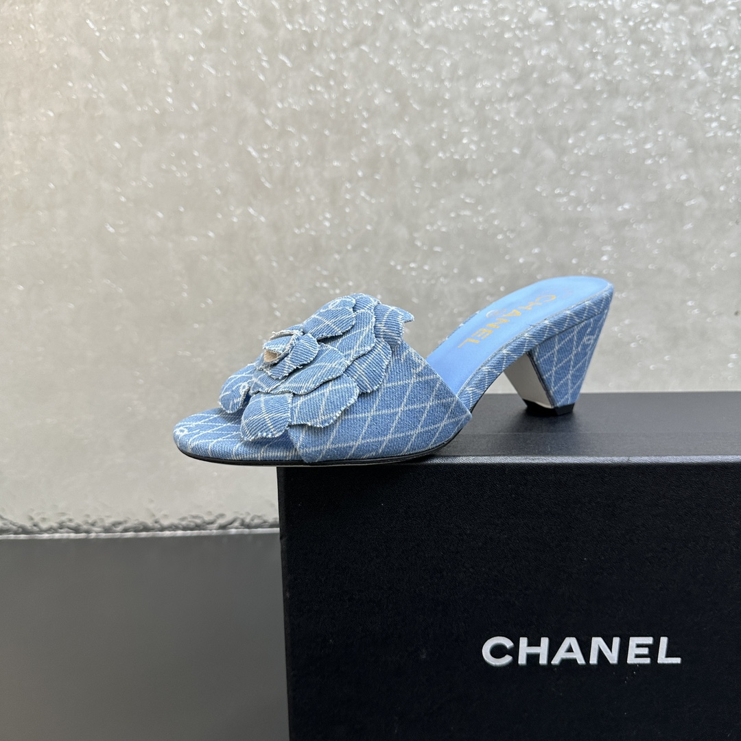 NO:402337,25Ss spring and summer new Chanel small-flavored Chanel camellia thick heel slippers C family classic camellia design, gentle style and grasp it!  The atmosphere that should be in summer. A must-have item for flip-flops, lazy and comfortable to wear!  Upper denim, inner foot pad sheepskin, heel height 6cm, genuine leather sole, size 35-39 (40.41.42 custom-made, non-return, exchange), high heels, chanel, chanel, chanel, high heels, slippers, sheepskin1986090925Ss春夏新款Chanel小香香奈儿山茶花粗跟拖鞋 C家经典山茶花设计,温柔风一整个拿捏了！夏天该有的气息 一字拖必备单品,上脚慵懒舒适！ 鞋面牛仔布 内里垫脚羊皮 跟高6cm 鞋底真皮底 码数35-39（40.41.42定制不退换）,高跟鞋拖鞋,chanel,chanel,chanel,high heels,slippers,sheepskin,Women's Shoes