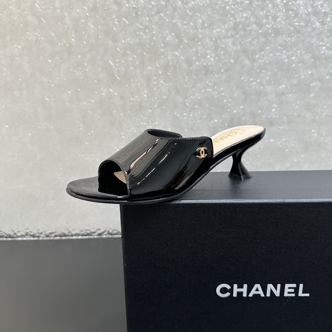 NO:402291,CHANEL Chanel classic style slim heel kitten heel high heel slippers, fabric patent leather, inner lining, footbed sheepskin, white genuine leather outsole, 2 colors available, heel height 5cm.35-39 (40.41 fixed), high heel slippers, chanel, chanel, high heels, slippers, sheepskin, Leather soles19860909CHANEL香奈儿经典款细跟异形跟小猫跟高跟一字拖鞋,面料漆皮,内里,垫脚羊皮,白色真皮大底,2色可选,跟高5cm.35-39（40.41定）,高跟鞋拖鞋,chanel,chanel,high heels,slippers,sheepskin,Leather soles,Women's Shoes