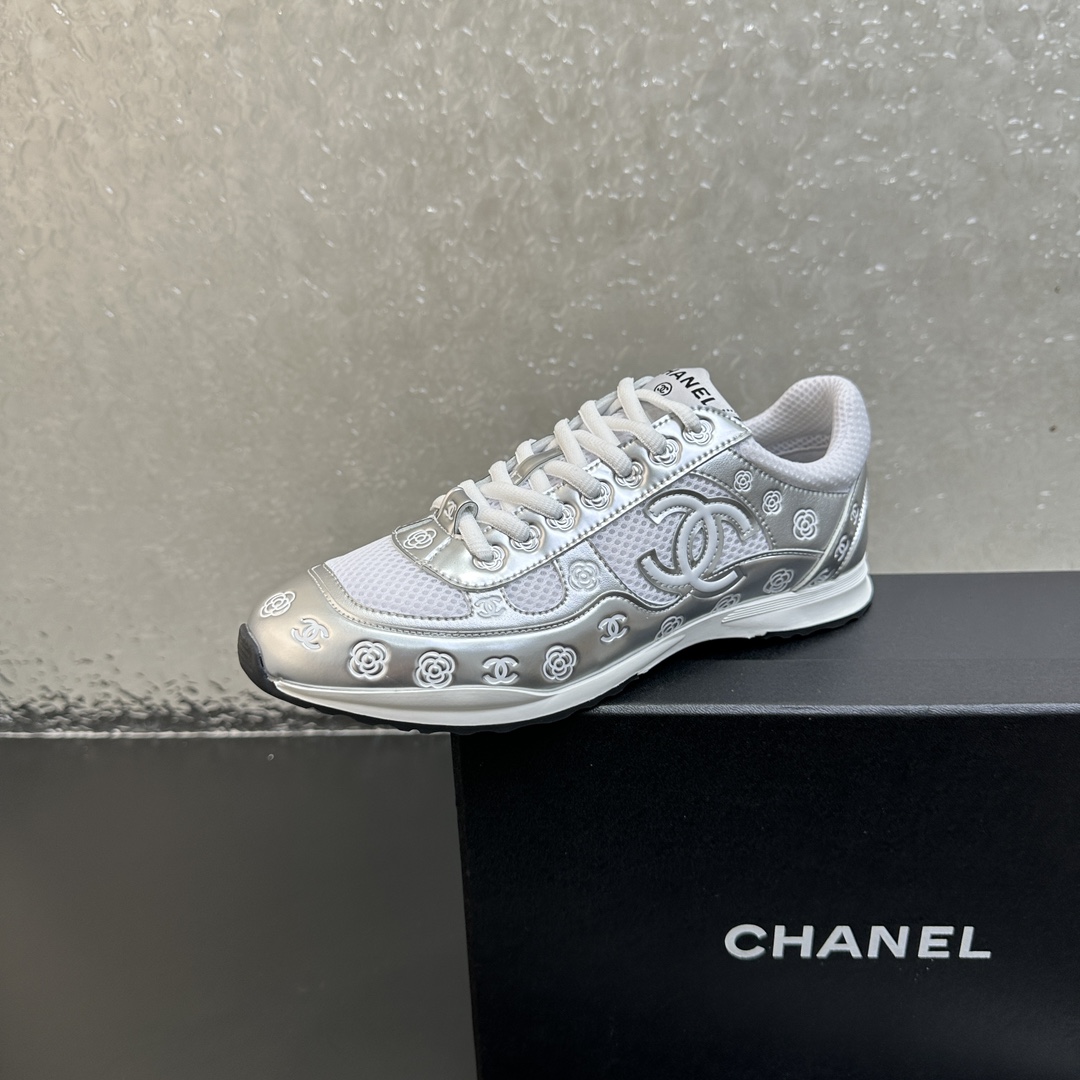 NO:405792,Men's Xiaoxiang Chanel CHANEL 2025SS new silver horn king second generation spliced ​​embossed embossed casual sneakers, classic styles have made new tricks. The new season's casual shoes are all very fresh in color and have a very spring flavor. The most comfortable shoes in Xiaoxiang are super soft. I must highly recommend this all-laugh sneaker sneakers. The sole is light and comfortable. You can run and jump. Upper sheepskin + mesh cloth inner mesh cloth. Sole opens and opens the mold and rubber sole size for women 35-39 (40.41.42) Men's 38-44 (45.46) casual shoes/sports shoes, chanel, chanel, alexander wang, sneakers, sheepskin19860909男 小香香奈儿CHANEL2025SS新款银角大王二代拼接压花压纹休闲运动鞋 ,经典款又玩出了新花样 新一季的休闲鞋配色都很清新 非常有春天的味道 小香中最最舒适的鞋子,超级柔软,那一定强烈推荐此款全羊皮运动鞋 鞋底轻便舒适 跑跳皆可 鞋面羊皮+网布 内里网布 鞋底开模舒适橡胶底 码数女35-39（40.41.42定） 男38-44（45.46定）,休闲鞋/运动鞋,chanel,chanel,alexander wang,sneakers,sheepskin,Women's Shoes