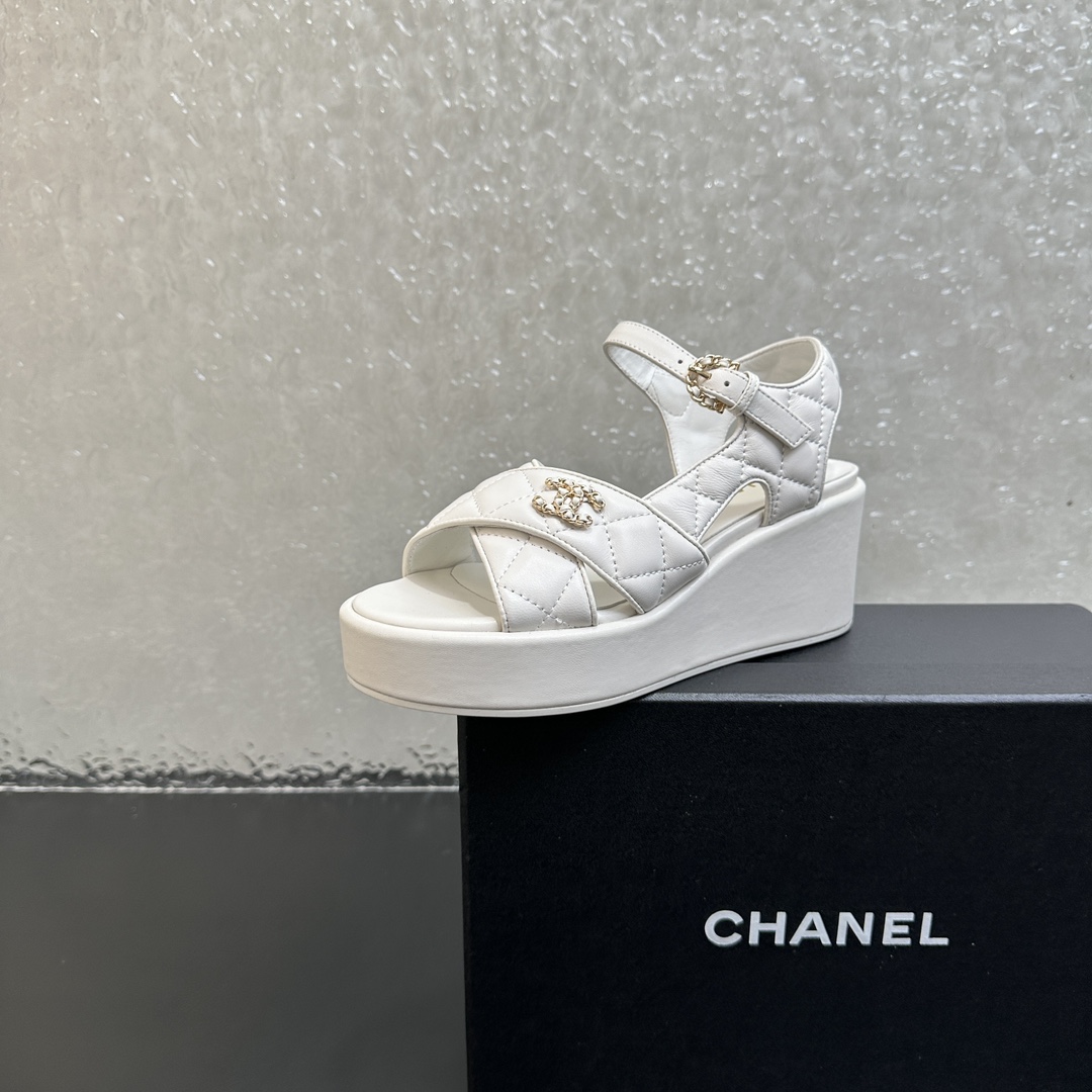 NO:405783,Chanel 25Fw heeled water platform thick-soled cross sandals This style is super suitable for babies who want to show their high legs and thin legs. It is a blatant trick to become supermodel legs in seconds. This summer must be arranged!  Upper matte sheepskin inner lining sheepskin inner heel height 7.5cm back 3.5cm front sole rubber sole size 35-39 (40,41 custom made without return), sandals, chanel, chanel, sandals, sheepskin19860909Chanel香奈儿25Fw坡跟水台厚底交叉凉鞋 这款超适合想要显高腿细的宝宝,是明目张胆的小心机 秒变超模腿这个夏天一定要安排上！ 鞋面磨砂羊皮 内里羊皮内里 跟高后面7.5cm 前面3.5cm 鞋底橡胶鞋底 码数35-39（40,41定制不退换）,凉鞋,chanel,chanel,sandals,sheepskin,Women's Shoes