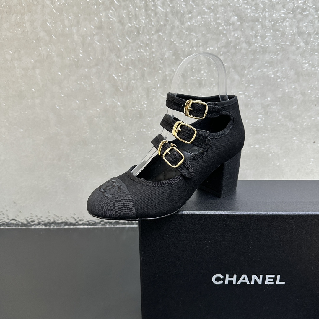NO:405786,CHANEL Chanel Xiaoxiang 25C spring and summer new three-string spliced ​​Mary Zhen high heel shoes. Xiangjia beautiful shoes must be included in the list!  This type of shoe is a typical classic style. The overall lengthening ratio of the thick heel design is super long. The fabric is made of original fabric. The inner foot pads are all sheepskin. Italian imported cowhide leather outsole. Heel height 7cm Size35-39 (customized by 40/41), sandals, chanel, chanel, chanel, sandals, mary jane, cowhide, sheepskin19860909CHANEL香奈儿小香25C春夏新品三条带拼接玛丽珍高跟单鞋 香家美鞋必入清单里不能少了它！ 这类鞋型就是典型的经典款 粗跟设计整体拉长比例效果 超显腿长 面料采用原版布面 内里垫脚均为羊皮 意大利进口牛皮皮大底 跟高7cm Size35-39（40/41定制）,凉鞋,chanel,chanel,chanel,sandals,mary jane,cowhide,sheepskin,Women's Shoes
