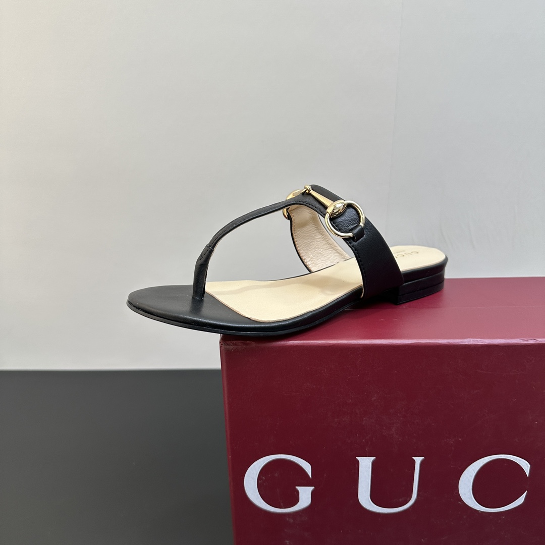 NO:407572,Gucci Gucci classic horse-bit clamping toe slippers flip flops. This is a luxury big-name counter that is loved by celebrities and internet celebrities. Original hardware horse-bits. Sheepskin face, sheepskin, real leather sole. Size 35-39 (40.41 fixed), slippers, gucci, gucci, slippers, sheepskin19860909Gucci古奇古驰经典马衔扣夹趾拖夹脚拖鞋人字拖. 这是一款开了挂的神鞋,明星和网红都爱的奢侈大牌专柜原版五金马衔扣 羊皮面,羊皮里,真皮底 码数35-39（40.41定）,拖鞋,gucci,gucci,slippers,sheepskin,Women's Shoes