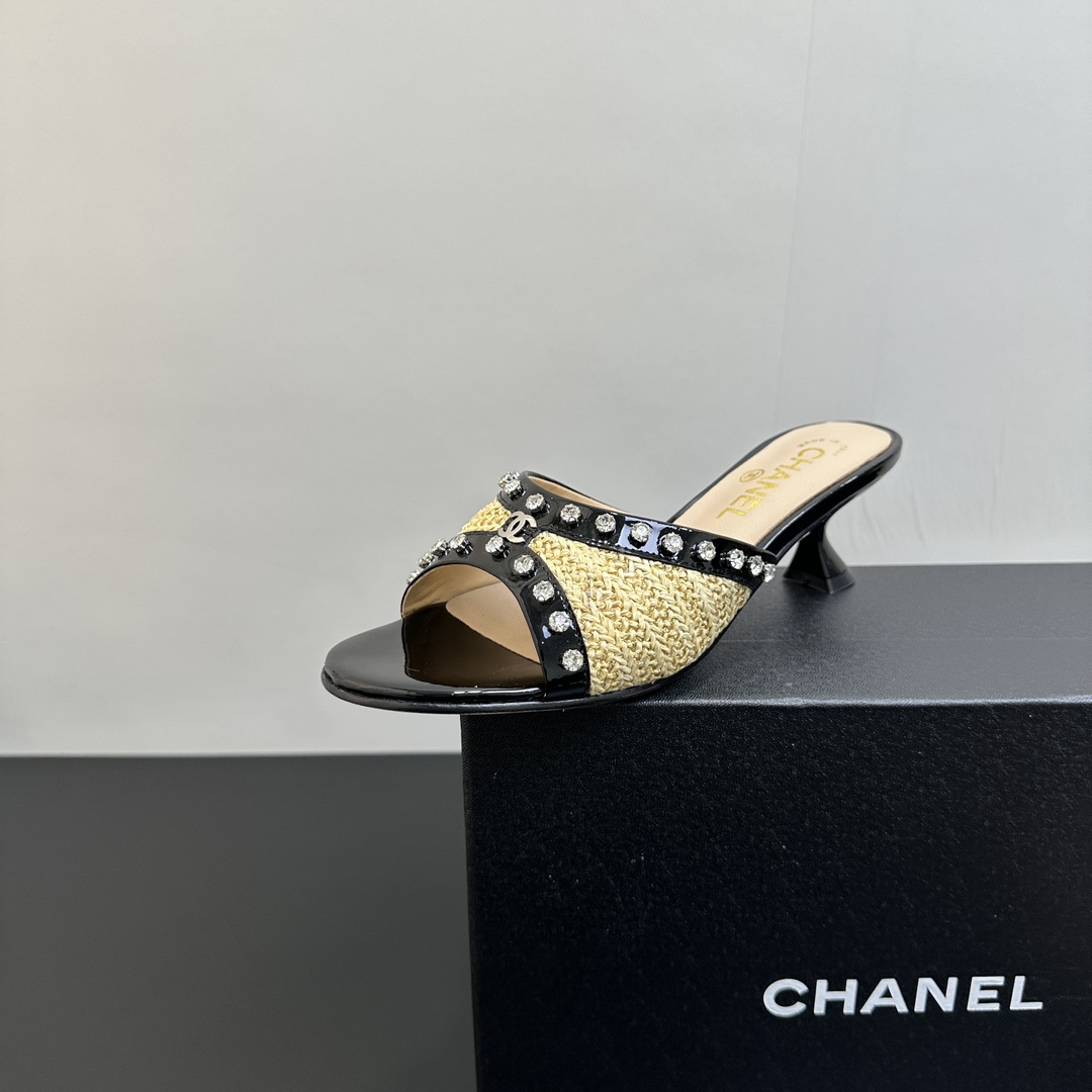 NO:407587,Chanel Chanel's new woven rhinestone low-heel slippers, one second to enter the summer Heavy Industry's top Western European series Chael Xiaoxiang bling bling super flash flip flops, a must-have woven slipper for Chin this year Xiaoxiang C home 2025P early spring vacation series, the most beautiful rhinestone woven slippers, everyone is stocking up crazy, they are all snatching crazy, they are really long grass, leisurely and leisurely charm, close their eyes and enter the series!  Upper: The upper is made of imported Raffia woven + patent leather, very comfortable!  Handmade diamond trim is enough to flash Inner footbed: sheepskin inner footbed and footbed Outsole: genuine leather sole, heel height 5cm Size 35-39 (40 41 custom made without return), slippers, chanel, chanel, chanel, slippers, espadrilles, sheepskin, Leather soles19860909Chanel香奈儿香奶奶新款编织水钻低跟拖鞋 一秒入夏重工极品西欧系列Chael 小香 bling bling超闪一字拖 今年Chnel 必入的一款编织拖鞋 小香C家2025P早春度假系列,最美水钻编织拖鞋,大家都很疯狂的囤货,都抢疯了,真的很长草,悠然闲适的魅力,闭眼入系列！ 鞋面: 鞋面采用进口拉菲草编织 +漆皮,十分舒适！手工钻饰足够闪 内里垫脚:羊皮内里和垫脚 大底:真皮大底 ,跟高5cm 尺码35-39(40 41定做不退换）,拖鞋,chanel,chanel,chanel,slippers,espadrilles,sheepskin,Leather soles,Women's Shoes