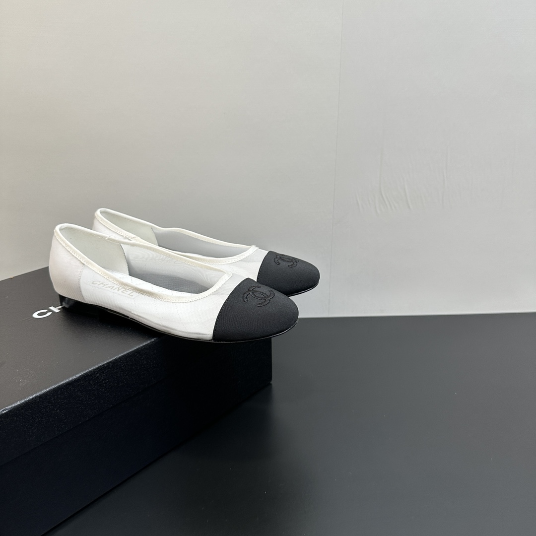NO:405771,Xiaoxiang C Home 2025Chanel Coco beach Mesh ballet shoes Flat sole single shoes Super princess's small shoes This time the material is yarn, visually light and not stuffy, double C logo part, very detailed and high-end, black and white color matching, the counter is really hard to find, Xiaohongshu Internet celebrity show pictures are even more popular, mainly white, paired with lace socks, full of fairy spirit, custom mesh on the upper, inner foot pad sheepskin soles, Italian leather soles [35-41] 40 41 Customized non-return and exchange, single shoes, chanel, chanel, sheepskin, socks19860909小香C家 2025Chanel Coco beach 网纱芭蕾舞鞋平底单鞋 超级公主的一双小鞋子 这次材质是纱质的 视觉轻盈不闷脚 双C logo部分,非常细节感且高级 黑白配色 专柜真心一鞋难求 小红书网红秀图更是火出圈 主打白色 搭配个蕾丝小袜子 仙气满满 鞋面定制网纱 内里垫脚羊皮 鞋底意大利真皮底【35-41】40 41 定做不退换,单鞋,chanel,chanel,sheepskin,socks,Women's Shoes