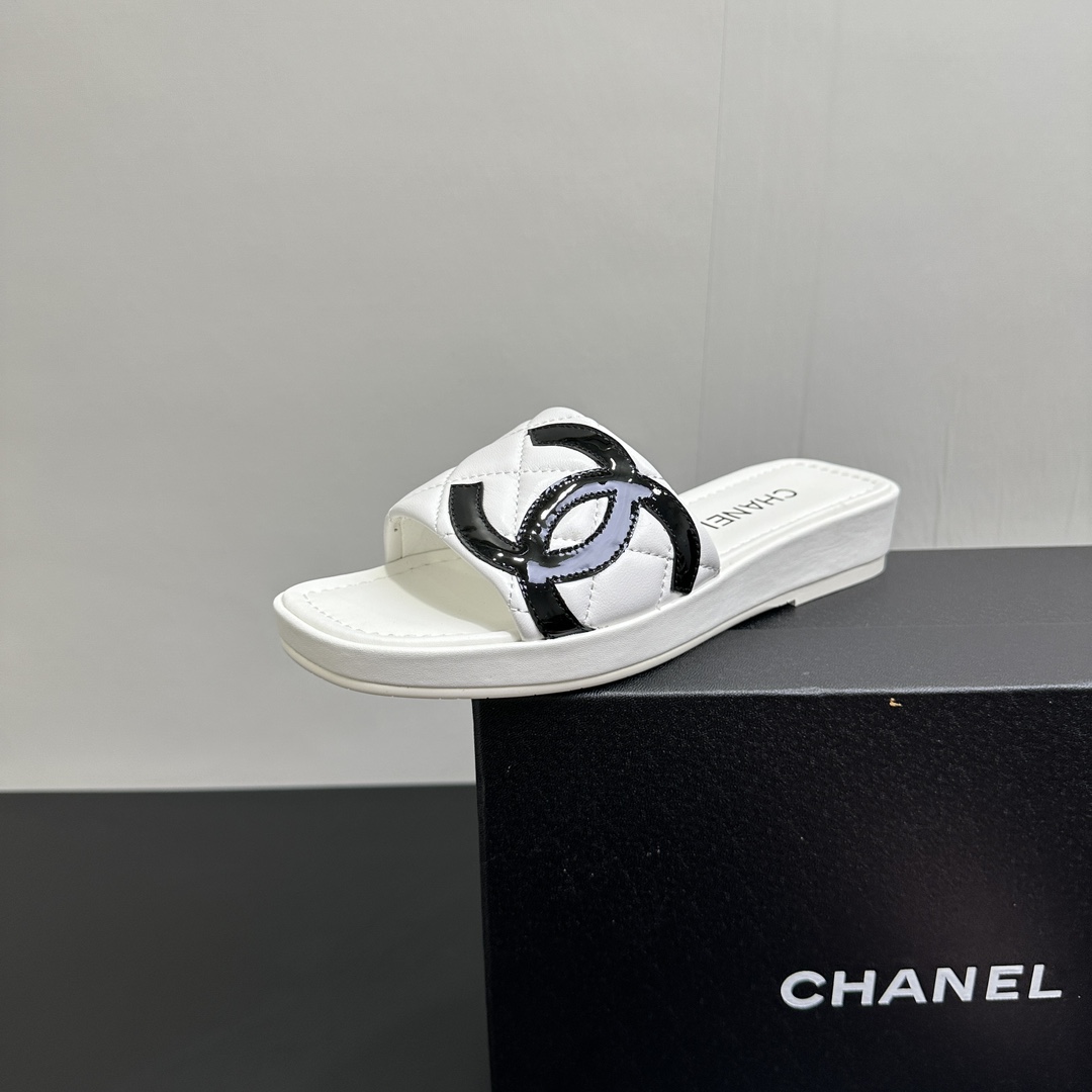 NO:405753,Xiaoxiang 25/A Summer New Model Kangpeng Panda Color Thick-soled Diamond Slippers, Counter Quality, One of the must-have classic models every year!  Design More highlight and taste~ All materials are customized according to the original version!  Buy genuine products to develop. Universal and versatile artifact, summer beach, durable model. Fabric imported cowhide, soft and delicate texture, imported sheepskin inside size 35-41, slippers, slippers, cowhide, sheepskin19860909小香25/A夏季 新款 康鹏熊猫配色厚底菱格拖鞋 专柜品质 每年必入的经典款之一！设计 更加彰显和品味～所有材质都根据原版定制！购入正品开发.万能百搭神器,夏日沙滩,耐造款. 面料 进口牛皮,质感柔软细腻 内里进口羊皮 码数35-41,拖鞋,slippers,cowhide,sheepskin,Women's Shoes