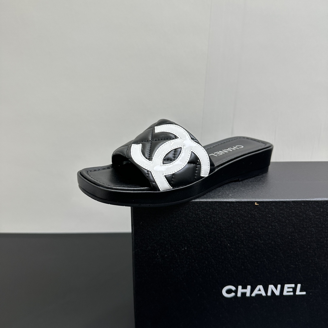 NO:405759,Xiaoxiang 25/A Summer New Model Kangpeng Panda Color Thick-soled Diamond Slippers, Counter Quality, One of the must-have classic models every year!  Design More highlight and taste~ All materials are customized according to the original version!  Buy genuine products to develop. Universal and versatile artifact, summer beach, durable model. Fabric imported cowhide, soft and delicate texture, imported sheepskin with sizes of 35-39 (40.41 fixed), slippers, slippers, cowhide, sheepskin19860909小香25/A夏季 新款 康鹏熊猫配色厚底菱格拖鞋 专柜品质 每年必入的经典款之一！设计 更加彰显和品味～所有材质都根据原版定制！购入正品开发.万能百搭神器,夏日沙滩,耐造款. 面料 进口牛皮,质感柔软细腻 内里进口羊皮 码数35-39（40.41定）,拖鞋,slippers,cowhide,sheepskin,Women's Shoes