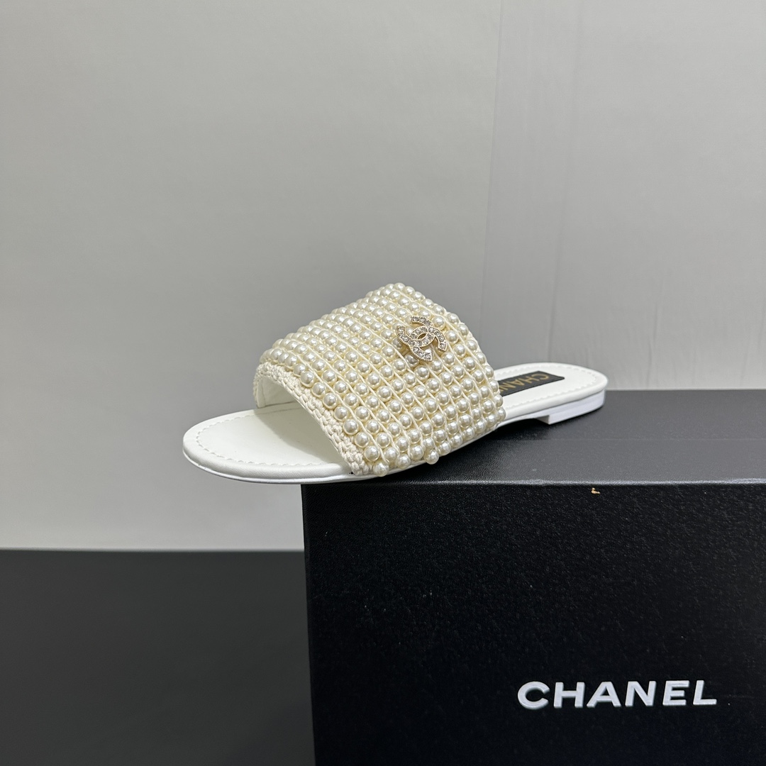 NO:405747,[Chanel] Chanel's 2025 counter has newly launched pearl honey slippers. The latest trendy, most elegant and most beautiful fashion products are finally here. They are lazy and exquisite, and highlight their temperament!  The professional skills and inspiration you don’t know are built by Heavy Industry. The YB arrangement is fully hand-made beaded line, the only spiral three-dimensional beading is very solid and not loose, and has a very three-dimensional visual effect!  The upper pearl hand-stitching feels super good, so beautiful that it is foul. Even the hardware buckle is extremely exquisite. It takes only one glance to plant grass deeply. The upper heavy industry fully hand-made beaded liner. The inner foot pad is fully imported sheepskin, which is soft and foot-protected, exquisite and delicate!  Outsole leather sole coulor black/white size35-39 (40.41 fixed), slippers, chanel, chanel, slippers, sheepskin19860909【Chanel】香奈儿2025专柜新上珍珠蜜儿拖鞋 最新潮、最气质、最有美感的时尚爆品终于降临 慵懒中带着精致,精致中凸显气质！ 你所不知的专业技艺、灵感巧思 重工打造 YB 排列全手工串珠排线,唯一对版螺旋立体串珠,非常扎实不松散,很立体的视觉效果！ 鞋面珍珠手工缝线 手感超级好,美到犯规 连五金扣也精致得不得了 只需一眼便深深的种草 鞋面重工全手工串珠排线 内里垫脚全进口羊皮,柔弱护脚,精致细腻！ 大底真皮底 coulor黑色/白色 size35-39（40.41定）,拖鞋,chanel,chanel,slippers,sheepskin,Women's Shoes