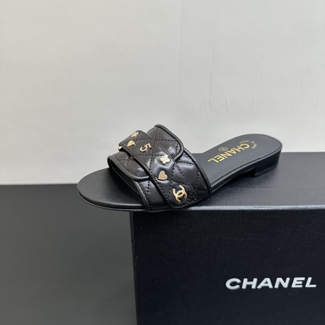 NO:407574,2025CHANEL Chanel small fragrance style new classic flat sandals, diamond pattern + metal buckle, exquisite and high-end black and white colors are suitable for a variety of outfits, they are super eye-catching when going out on the street and vacation, and their feet feel comfortable and fashionable. They become a temperamental beauty in seconds when wearing them. Fashion ICON must-have single-item sheepskin noodles, sheepskin, genuine leather sole~size35-39 (40.41 fixed), slippers, chanel, chanel, slippers, sheepskin198609092025CHANEL香奈儿小香风新款经典款平底凉拖鞋,菱格纹+金属扣饰,精致高级 黑白两色适配多种穿搭,日常出街、度假都超吸睛,脚感舒适又时髦,穿上秒变气质美人,时尚ICON必入单品羊皮面,羊皮里,真皮底~size35-39（40.41定）,拖鞋,chanel,chanel,slippers,sheepskin,Women's Shoes